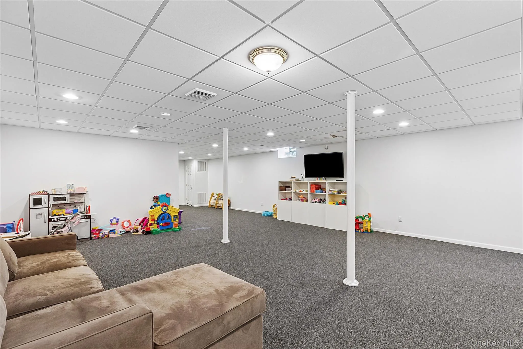 9 foot ceilings throughout 9 foot ceilings throughout
