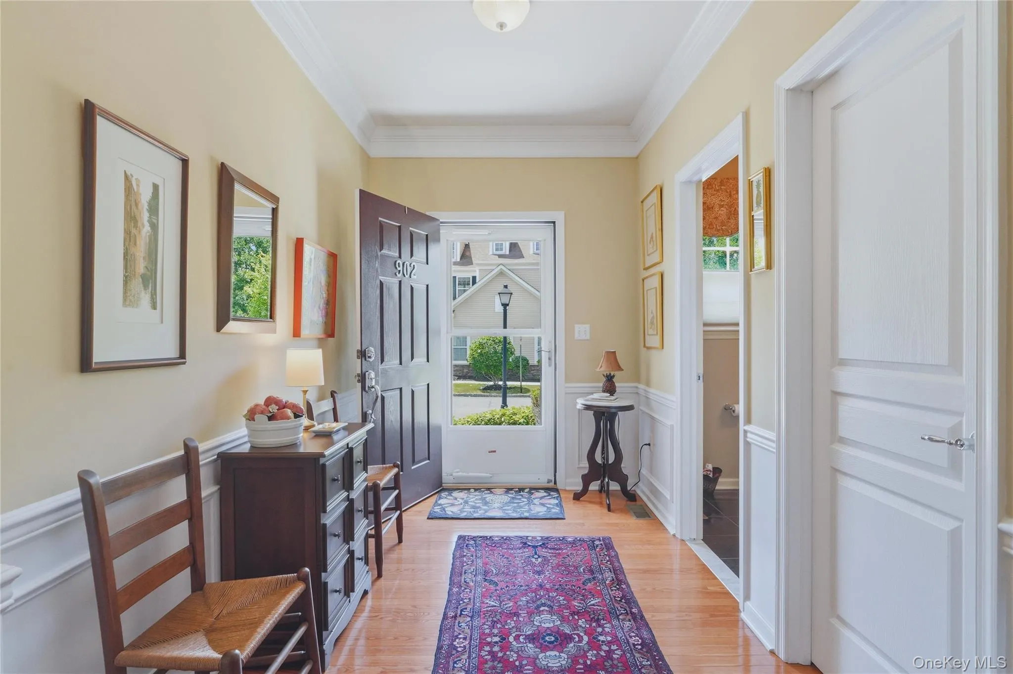 Spacious foyer Spacious foyer