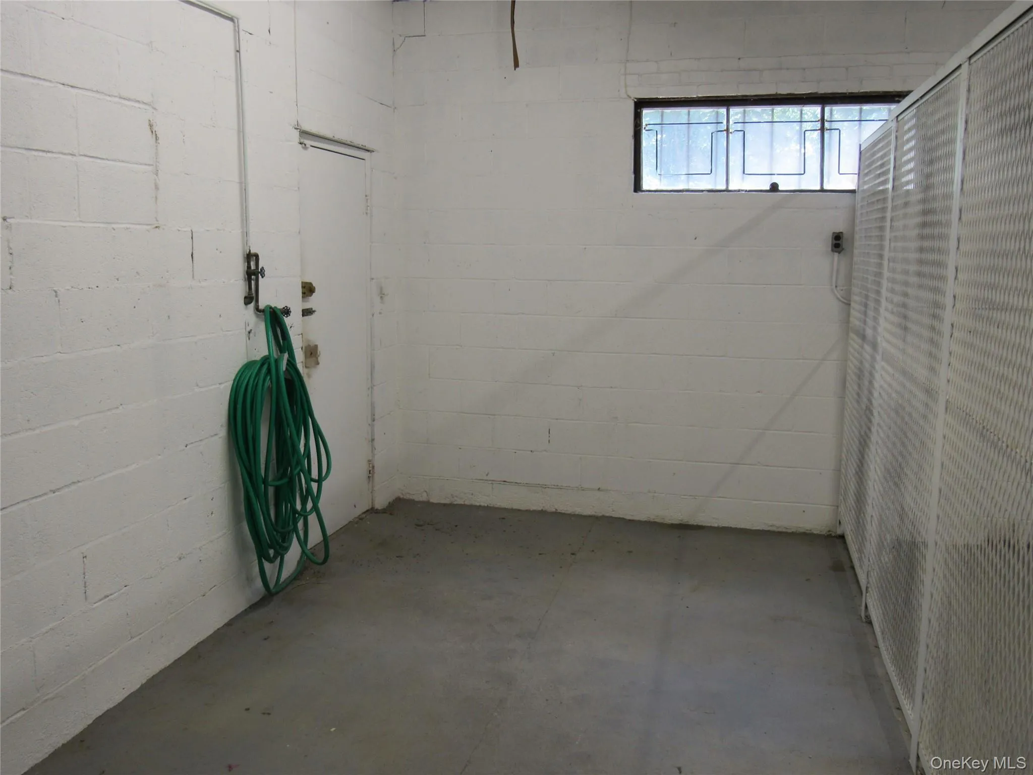 Rear storage area with a entrance to the loading area Rear storage area with a entrance to the loading area