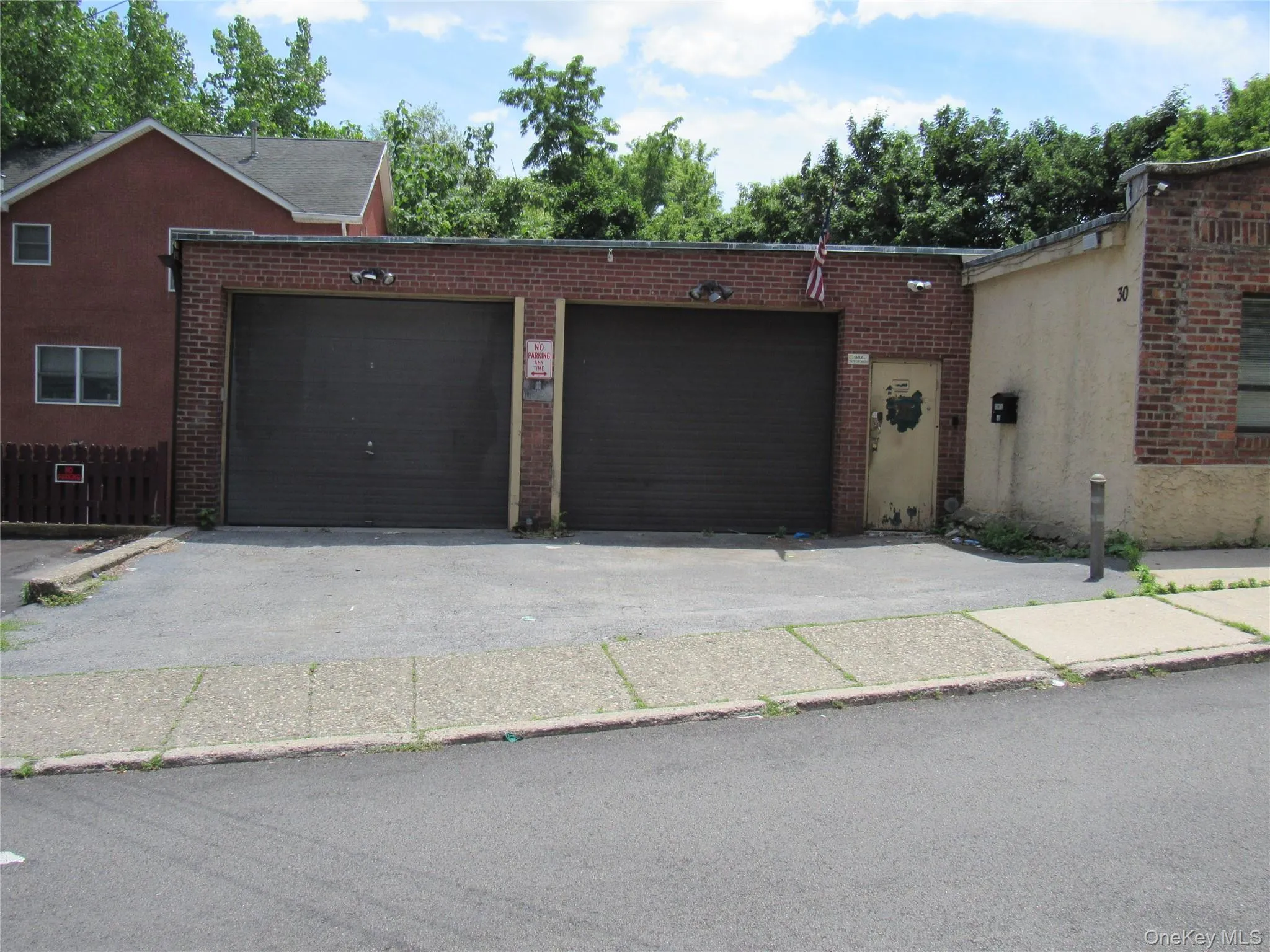 Right Garage Available Right Garage Available
