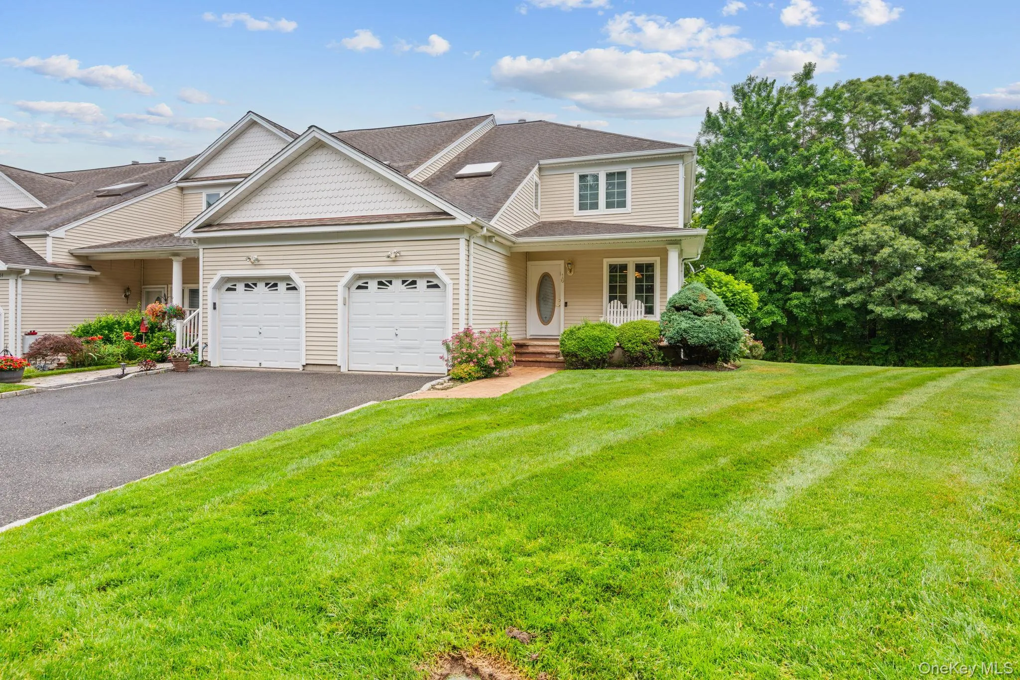 Welcome Home to this Turn Key End Unit Welcome Home to this Turn Key End Unit
