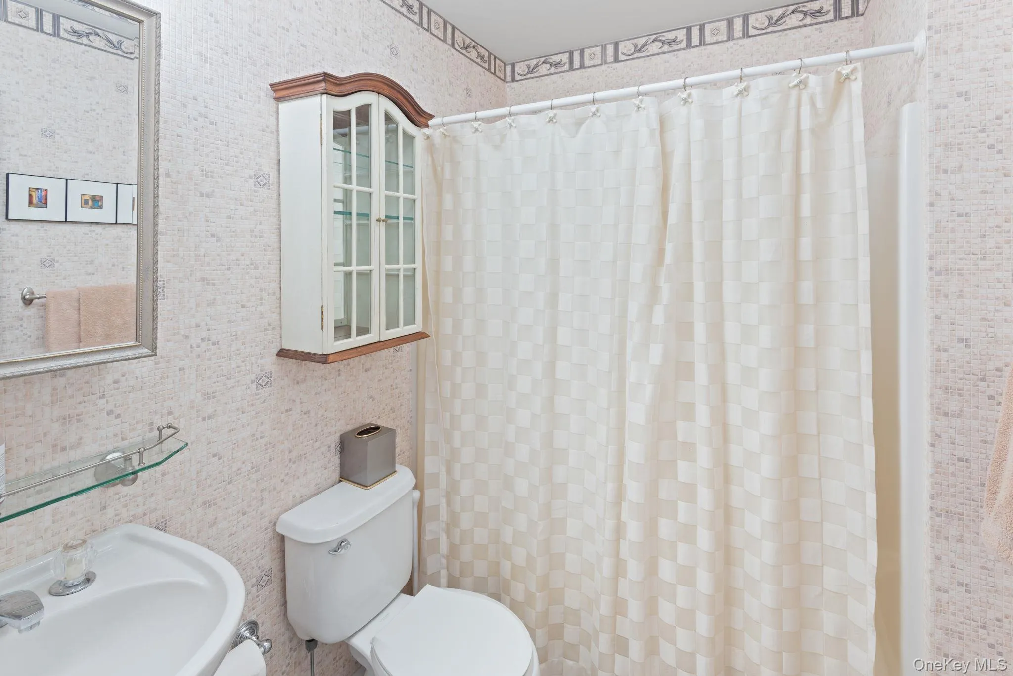 Full Bathroom on 1st Main Level Full Bathroom on 1st Main Level