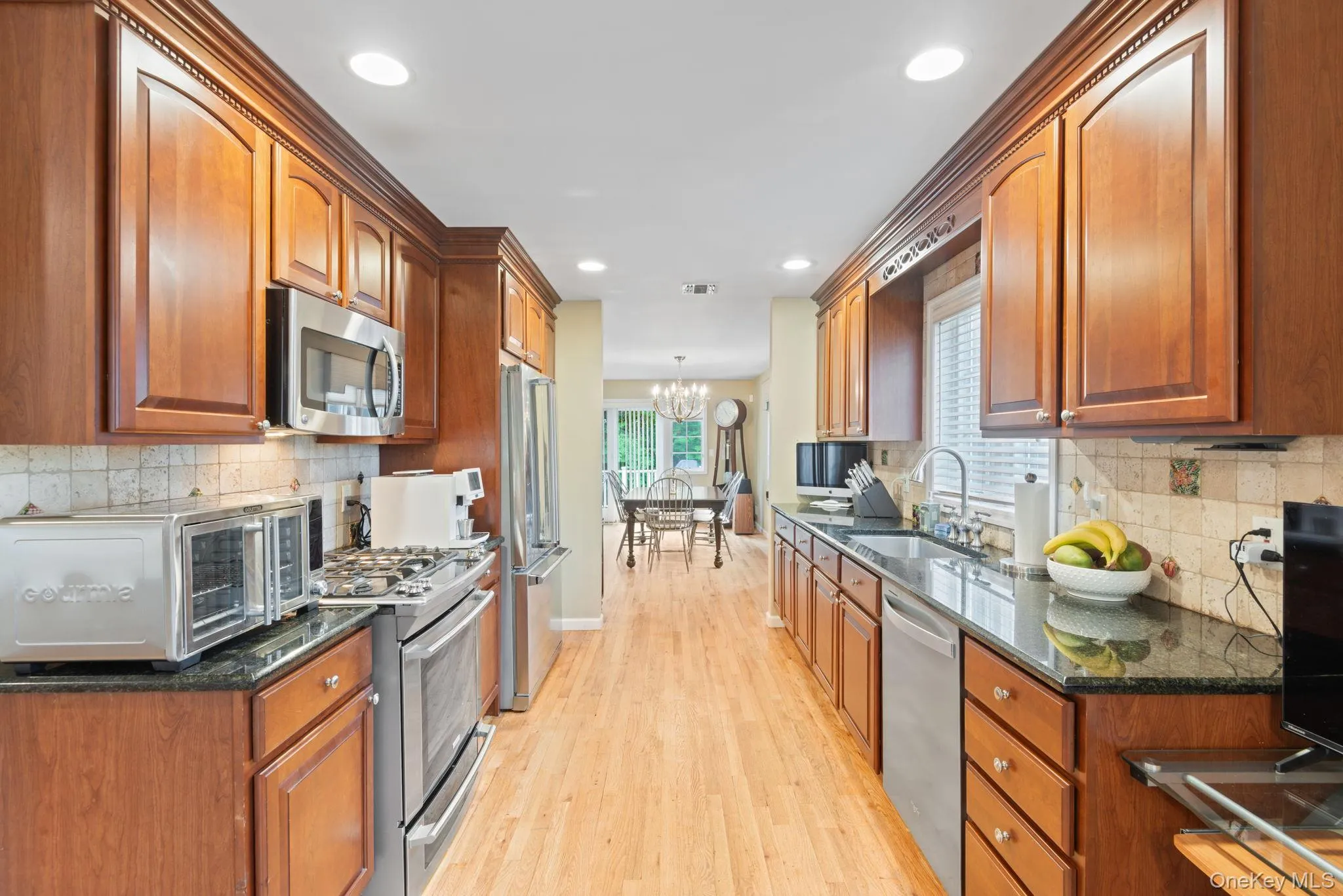 Stainless Steel: Dishwasher, Frig/Freezer, Gas Stove/Oven, Microwave Stainless Steel: Dishwasher, Frig/Freezer, Gas Stove/Oven, Microwave