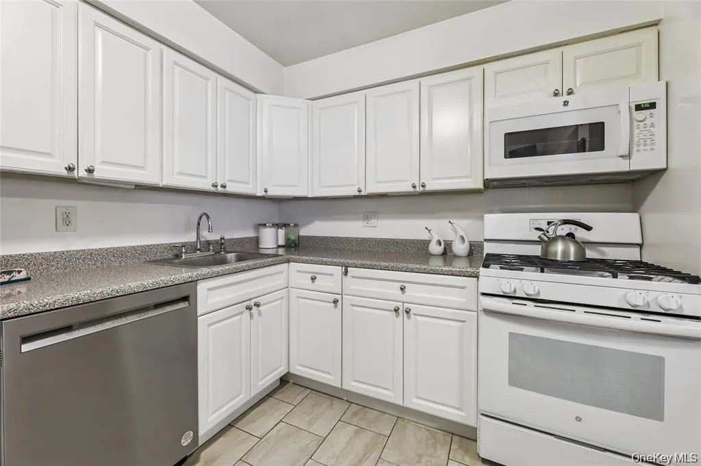 10 Brevoort Drive, Haverstraw, NY, 2 Bedrooms Bedrooms, 5 Rooms Rooms,2 BathroomsBathrooms,Residential Lease,For Rent,Brevoort,0,1016702 10 Brevoort Drive, Haverstraw, NY, 2 Bedrooms Bedrooms, 5 Rooms Rooms,2 BathroomsBathrooms,Residential Lease,For Rent,Brevoort,0,1016702