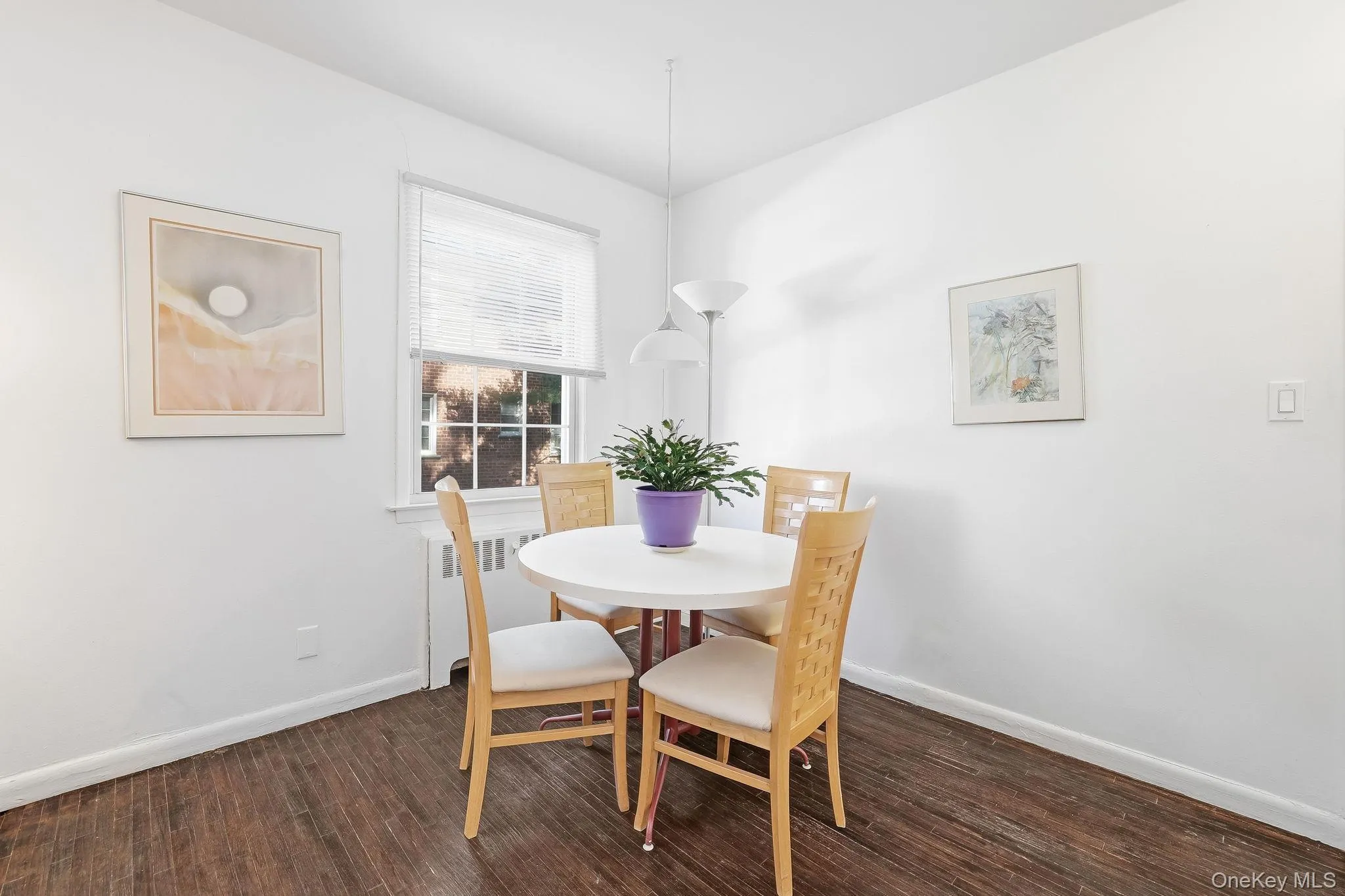 The dining area has a window that opens to the front courtyard and your table fits perfectly into this corner, The dining area has a window that opens to the front courtyard and your table fits perfectly into this corner,