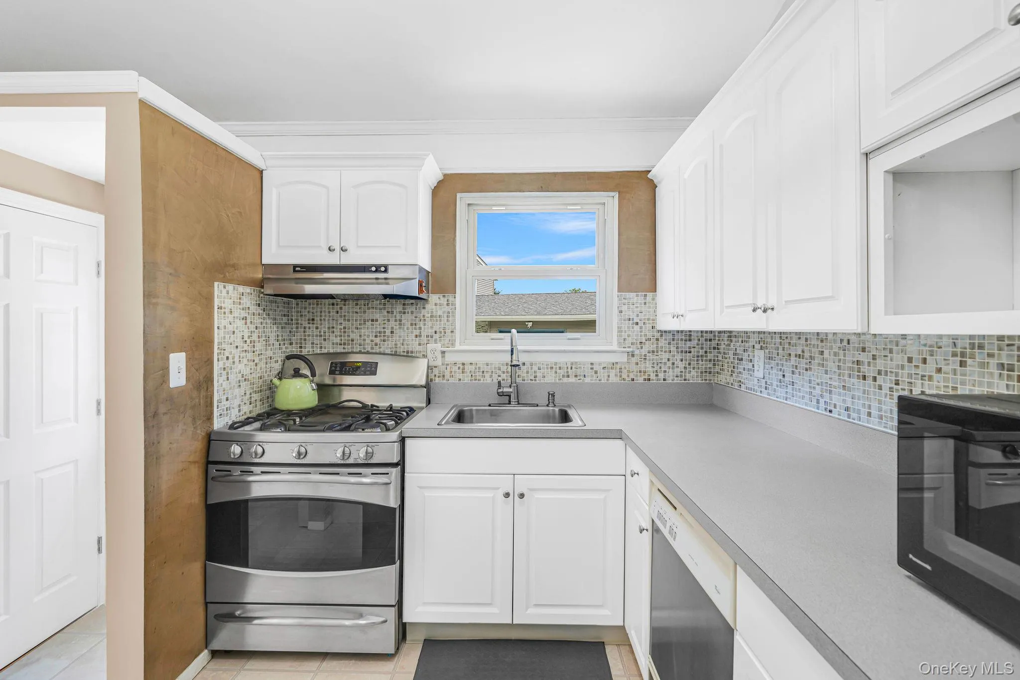 46 Longfellow Drive, Smithtown, NY, 3 Bedrooms Bedrooms, 7 Rooms Rooms,1 BathroomBathrooms,Residential,For Rent,Longfellow,0,KEY1016727 46 Longfellow Drive, Smithtown, NY, 3 Bedrooms Bedrooms, 7 Rooms Rooms,1 BathroomBathrooms,Residential,For Rent,Longfellow,0,KEY1016727