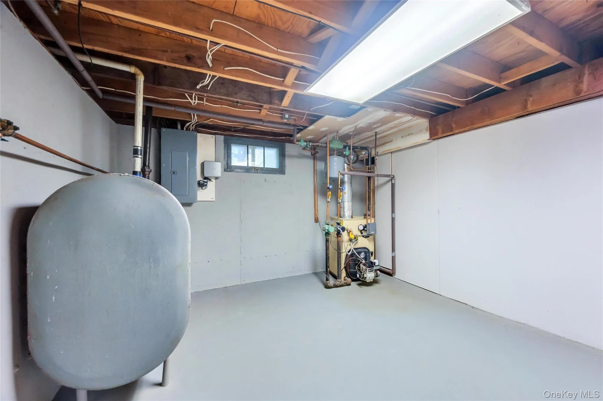Utility room with Oil tank and Burner Utility room with Oil tank and Burner