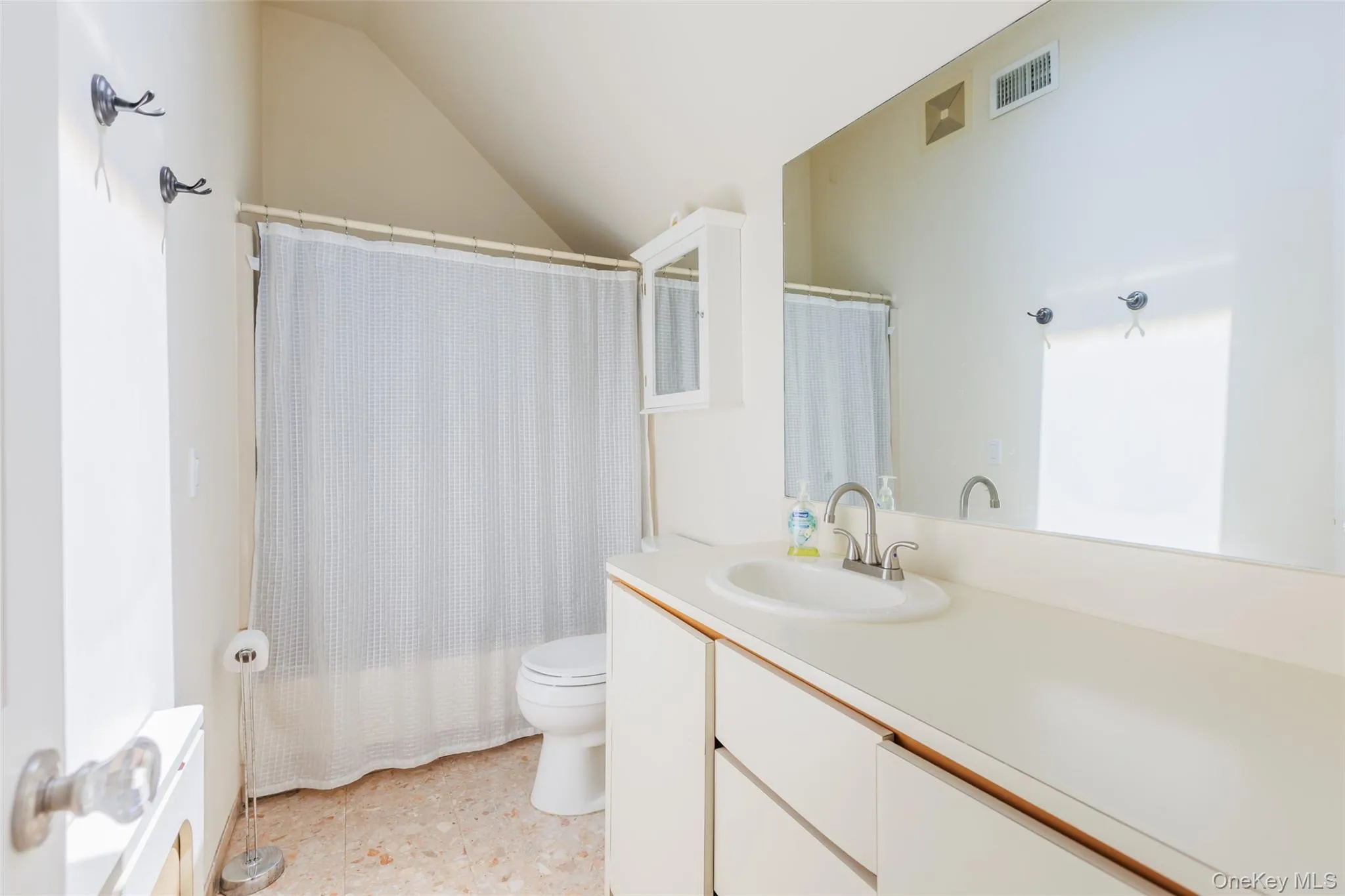 12 Rumford Road, Smithtown, NY, 3 Bedrooms Bedrooms, 6 Rooms Rooms,1 BathroomBathrooms,Residential Lease,For Rent,Rumford,0,1016818 12 Rumford Road, Smithtown, NY, 3 Bedrooms Bedrooms, 6 Rooms Rooms,1 BathroomBathrooms,Residential Lease,For Rent,Rumford,0,1016818