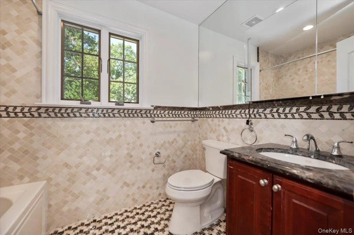18 Pond Park Road, North Hempstead, NY, 4 Bedrooms Bedrooms, 9 Rooms Rooms,4 BathroomsBathrooms,Residential,For Rent,Pond Park,0,KEY1016825 18 Pond Park Road, North Hempstead, NY, 4 Bedrooms Bedrooms, 9 Rooms Rooms,4 BathroomsBathrooms,Residential,For Rent,Pond Park,0,KEY1016825