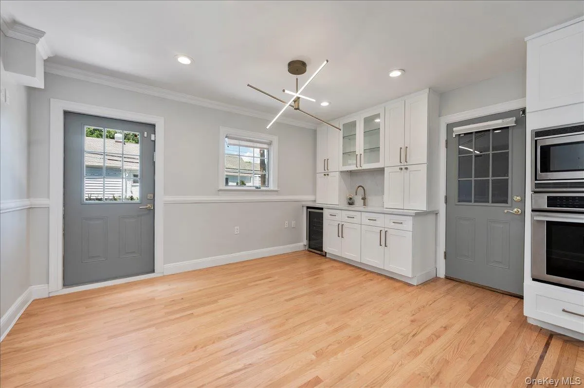 18 Pond Park Road, North Hempstead, NY, 4 Bedrooms Bedrooms, 9 Rooms Rooms,4 BathroomsBathrooms,Residential,For Rent,Pond Park,0,KEY1016825 18 Pond Park Road, North Hempstead, NY, 4 Bedrooms Bedrooms, 9 Rooms Rooms,4 BathroomsBathrooms,Residential,For Rent,Pond Park,0,KEY1016825