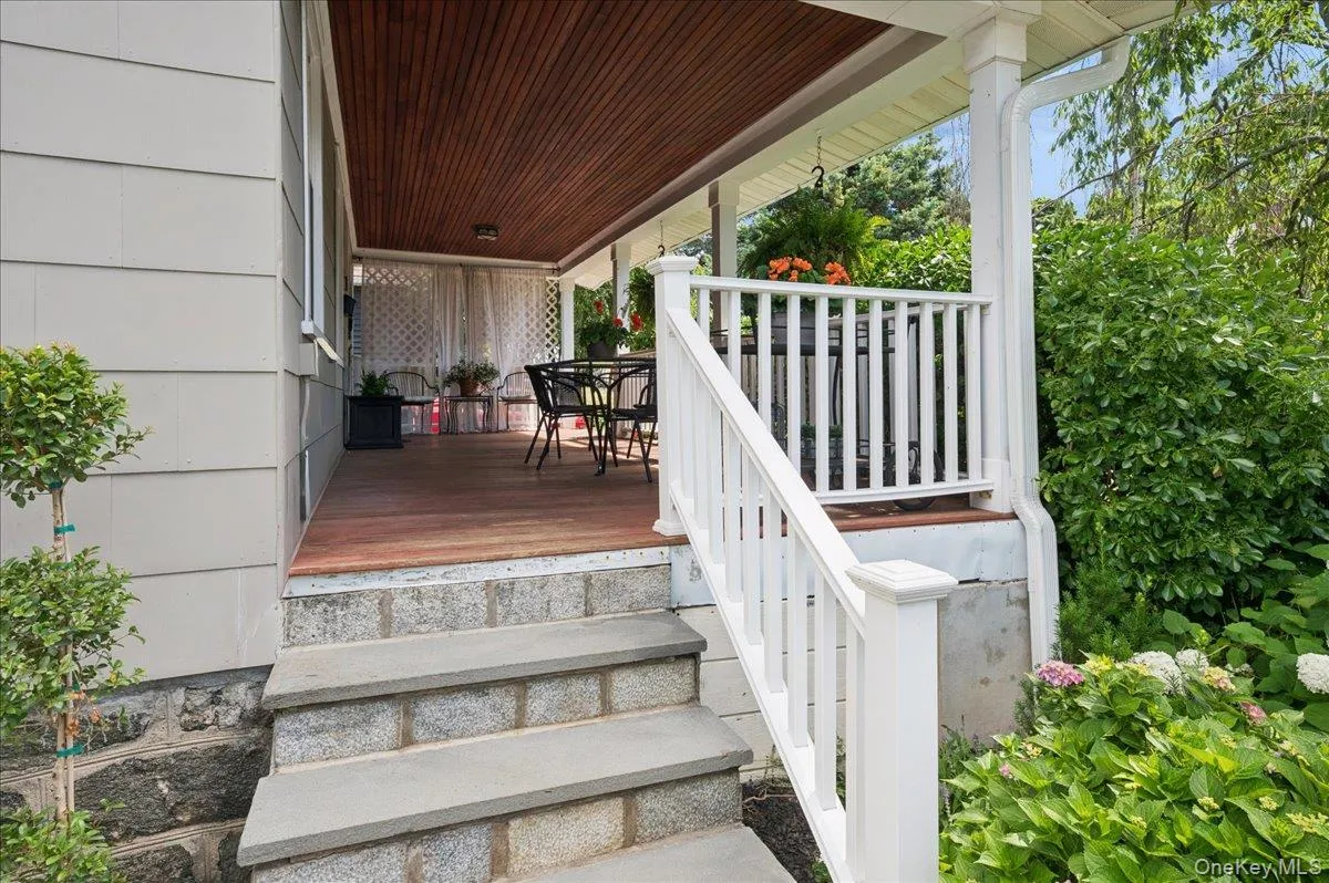 Side porch steps - different angle looking toward covered porch Side porch steps - different angle looking toward covered porch