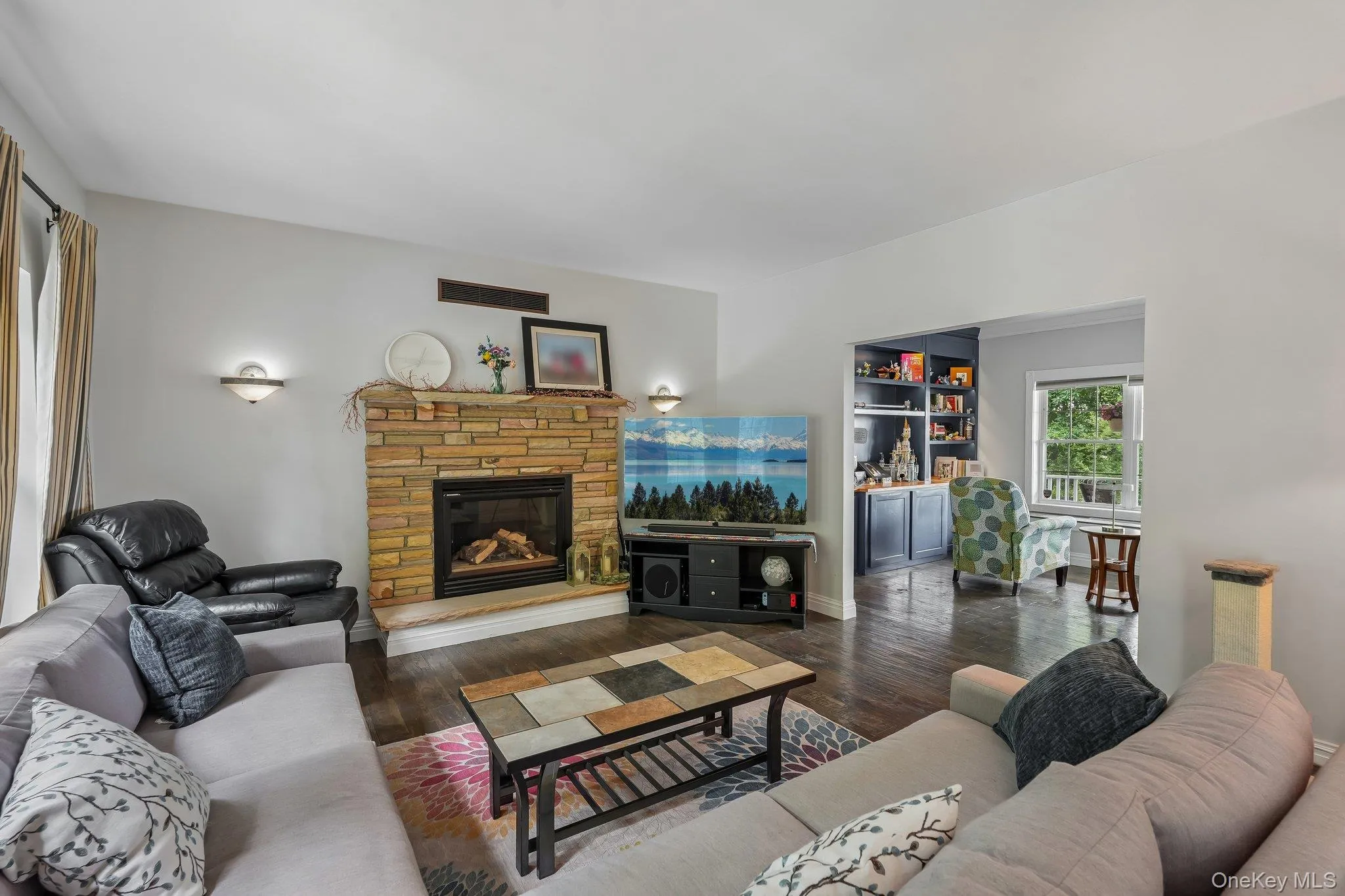 With gas fireplace With gas fireplace