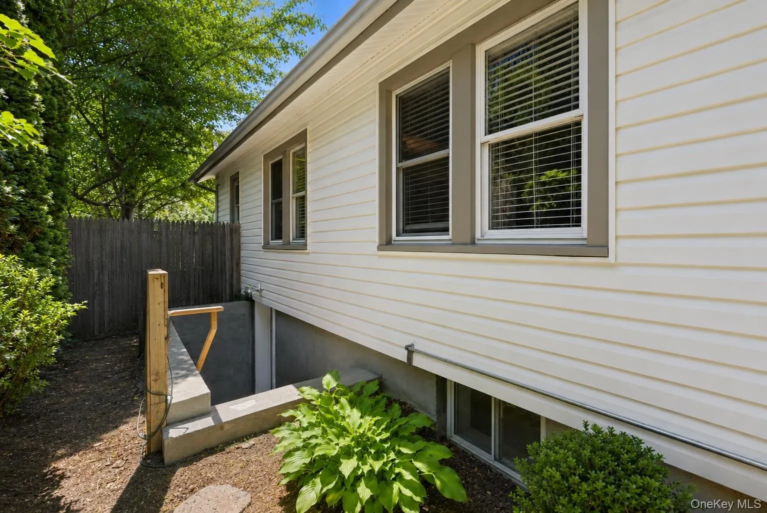 Cream-colored siding exterior with contrasting trim windows Cream-colored siding exterior with contrasting trim windows