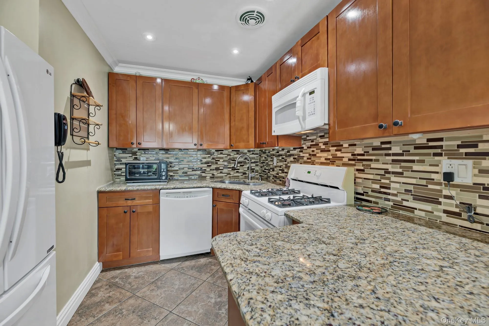2137 Clinton Avenue, New York, NY, 3 Bedrooms Bedrooms, 6 Rooms Rooms,1 BathroomBathrooms,Residential,For Rent,Clinton,0,1016881 2137 Clinton Avenue, New York, NY, 3 Bedrooms Bedrooms, 6 Rooms Rooms,1 BathroomBathrooms,Residential,For Rent,Clinton,0,1016881