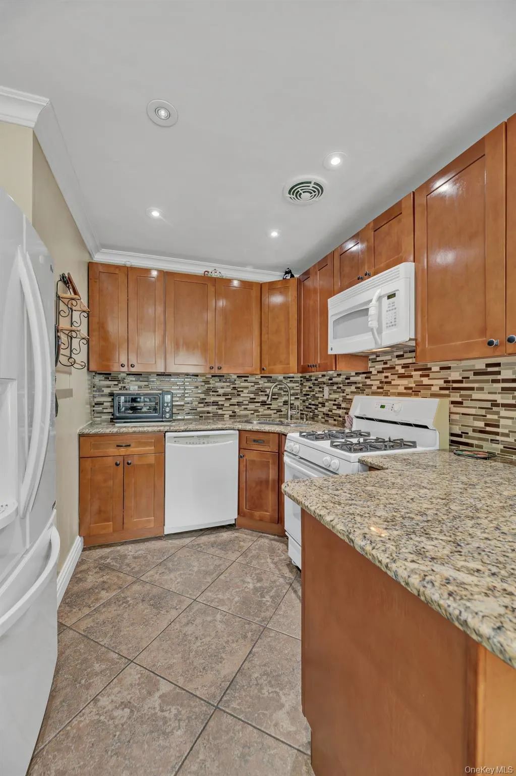2137 Clinton Avenue, New York, NY, 3 Bedrooms Bedrooms, 6 Rooms Rooms,1 BathroomBathrooms,Residential,For Rent,Clinton,0,1016881 2137 Clinton Avenue, New York, NY, 3 Bedrooms Bedrooms, 6 Rooms Rooms,1 BathroomBathrooms,Residential,For Rent,Clinton,0,1016881