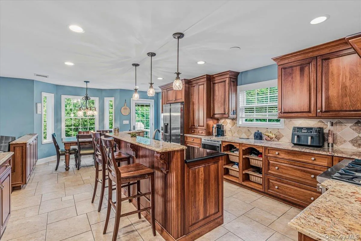 Large Chef's Kitchen Large Chef's Kitchen