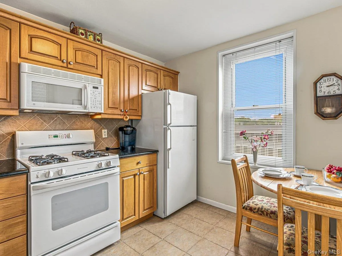 211-65 23rd Avenue, New York, NY, 2 Bedrooms Bedrooms, 5 Rooms Rooms,1 BathroomBathrooms,Residential,For Rent,23rd,0,1016897 211-65 23rd Avenue, New York, NY, 2 Bedrooms Bedrooms, 5 Rooms Rooms,1 BathroomBathrooms,Residential,For Rent,23rd,0,1016897