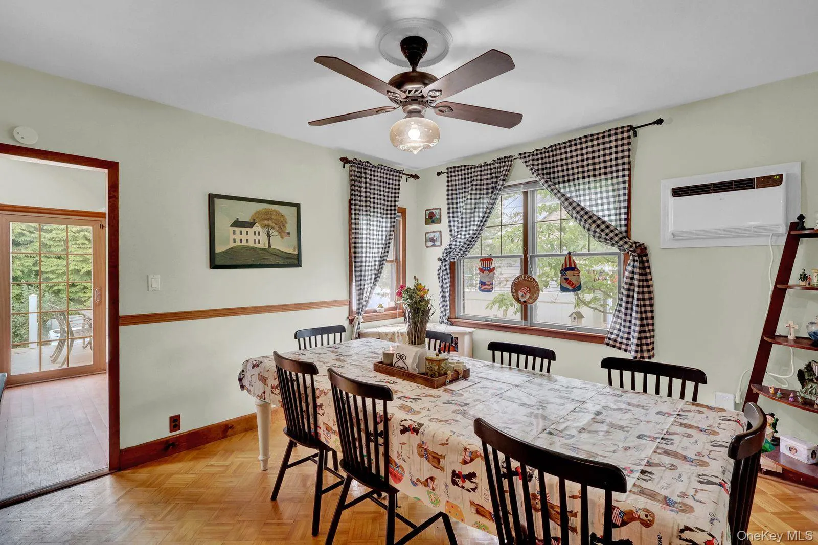 Formal Dining Room w wood floors12'8 x 11'5 Formal Dining Room w wood floors12'8 x 11'5
