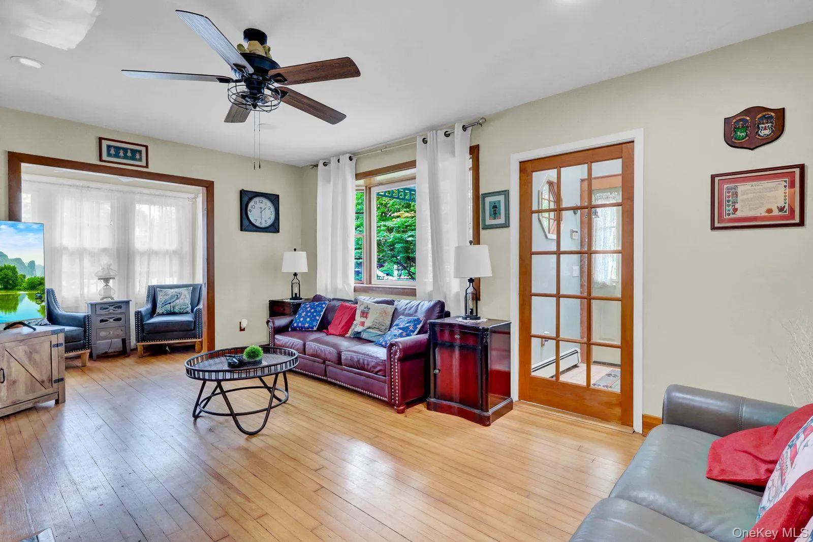 Livingroom with hardwood floors. extra sitting/sunroom room 5'5 x9'4 Livingroom with hardwood floors. extra sitting/sunroom room 5'5 x9'4