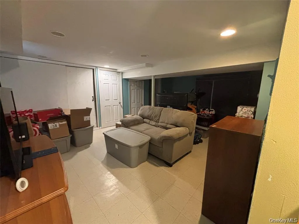 7 Catherine Court, Hempstead, NY, 4 Bedrooms Bedrooms, 7 Rooms Rooms,2 BathroomsBathrooms,Residential,For Rent,Catherine,0,1016937 7 Catherine Court, Hempstead, NY, 4 Bedrooms Bedrooms, 7 Rooms Rooms,2 BathroomsBathrooms,Residential,For Rent,Catherine,0,1016937