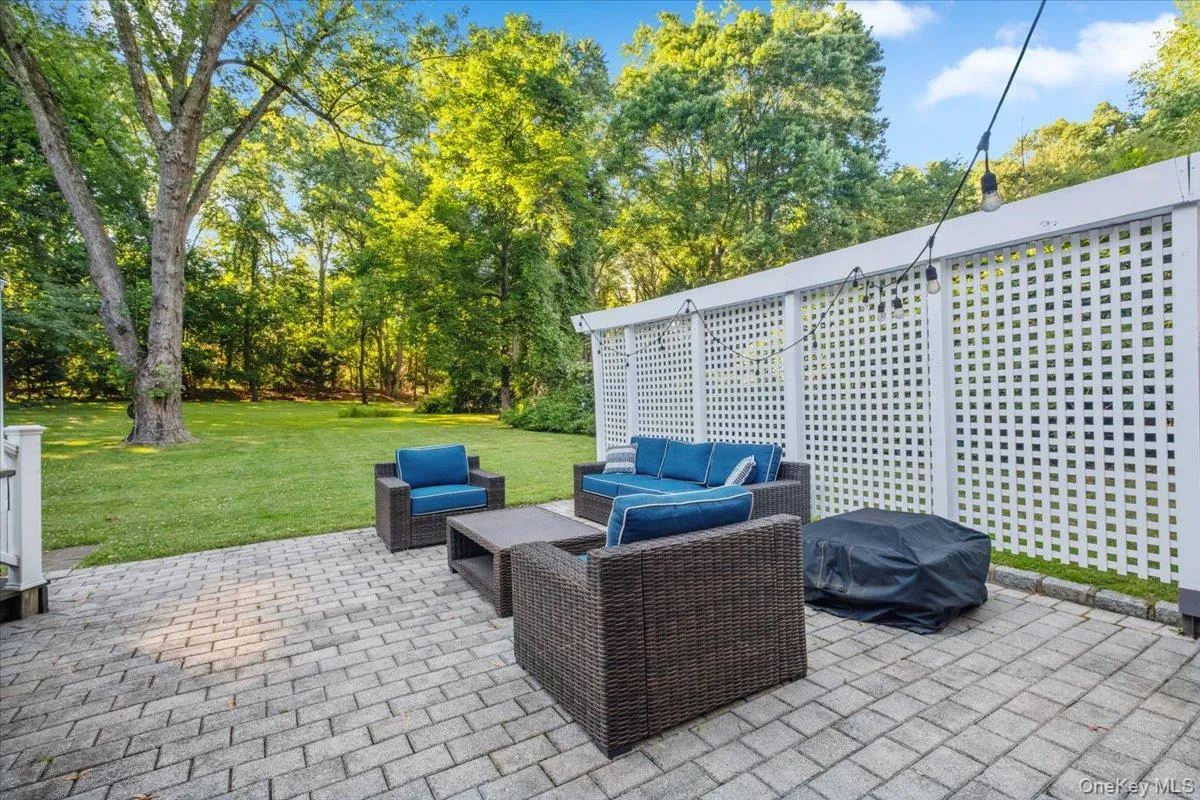 Lounge on the patio perfect for entertaining Lounge on the patio perfect for entertaining