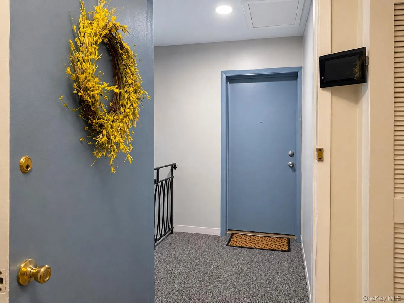 Second floor entrance, bright and well maintained hallway, intercom system Second floor entrance, bright and well maintained hallway, intercom system