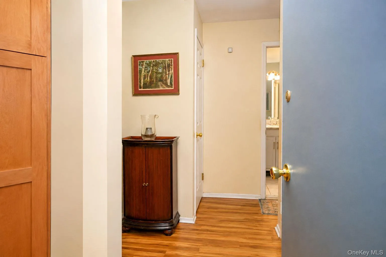 Beautiful vinyl plank flooring through-out. Beautiful vinyl plank flooring through-out.
