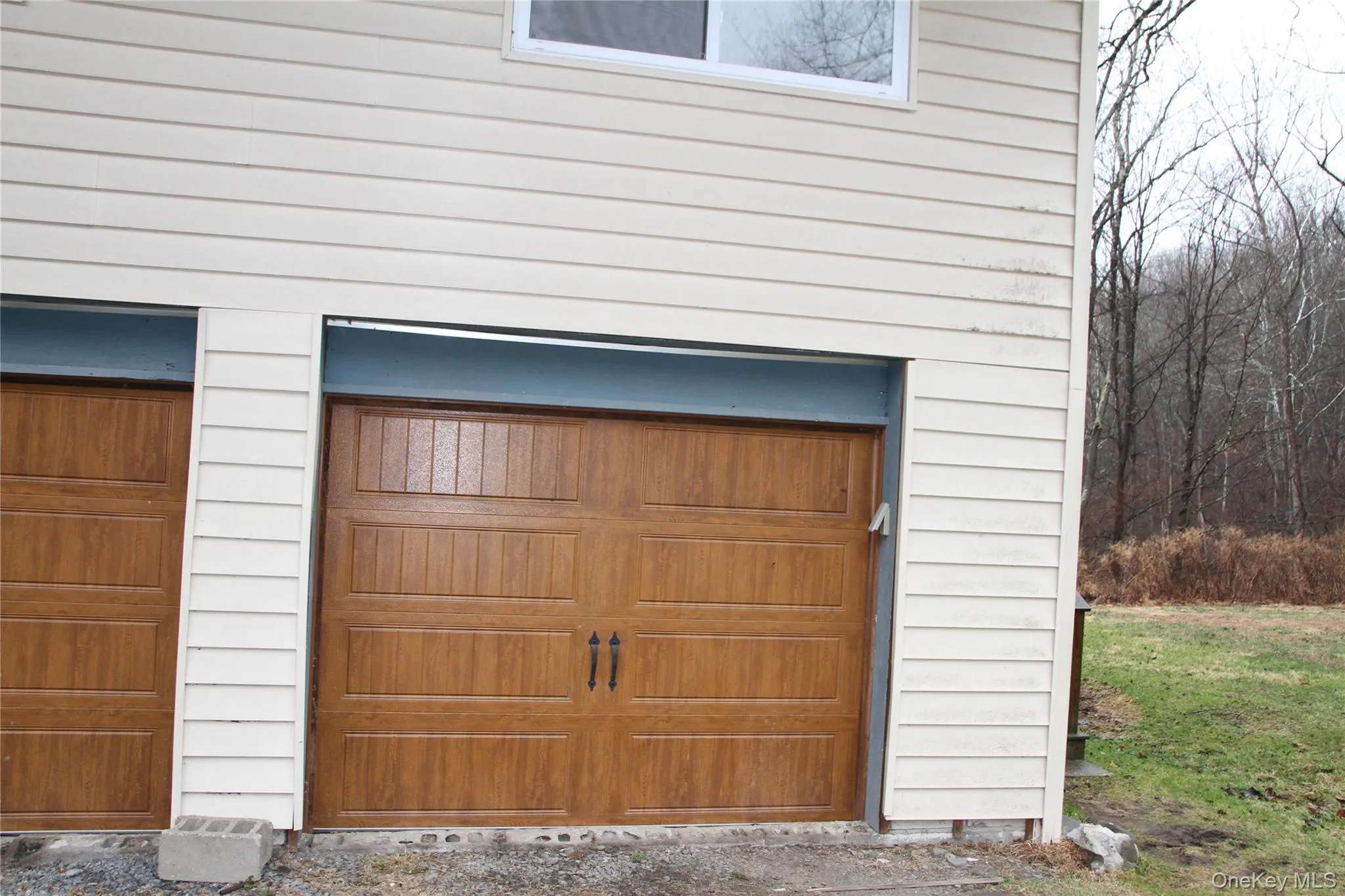 Ceiling is a little low. Good for storage or a small car Ceiling is a little low. Good for storage or a small car