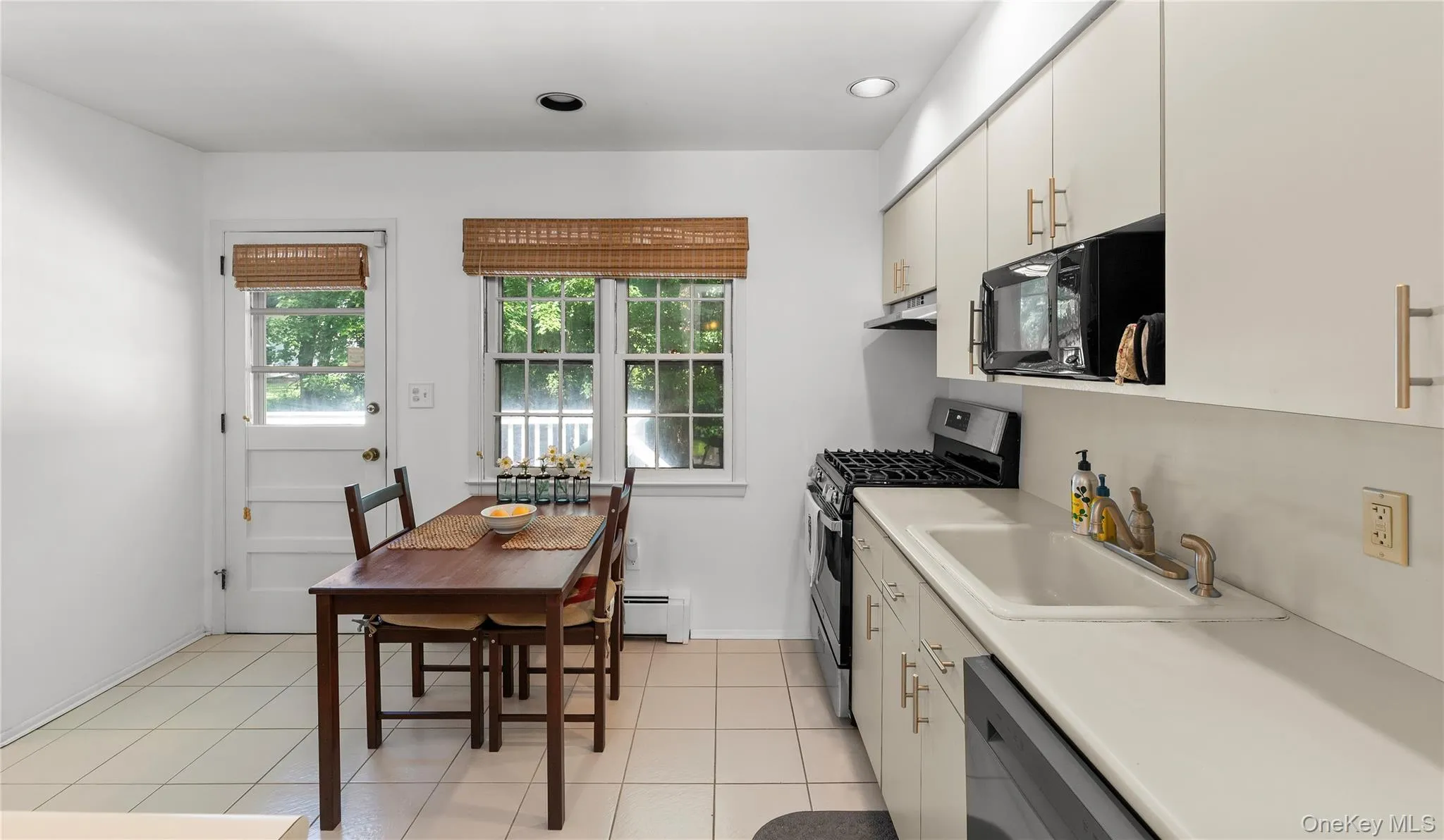 414 Maple Avenue, Clarkstown, NY, 4 Bedrooms Bedrooms, 8 Rooms Rooms,1 BathroomBathrooms,Residential,For Rent,Maple,0,1017021 414 Maple Avenue, Clarkstown, NY, 4 Bedrooms Bedrooms, 8 Rooms Rooms,1 BathroomBathrooms,Residential,For Rent,Maple,0,1017021