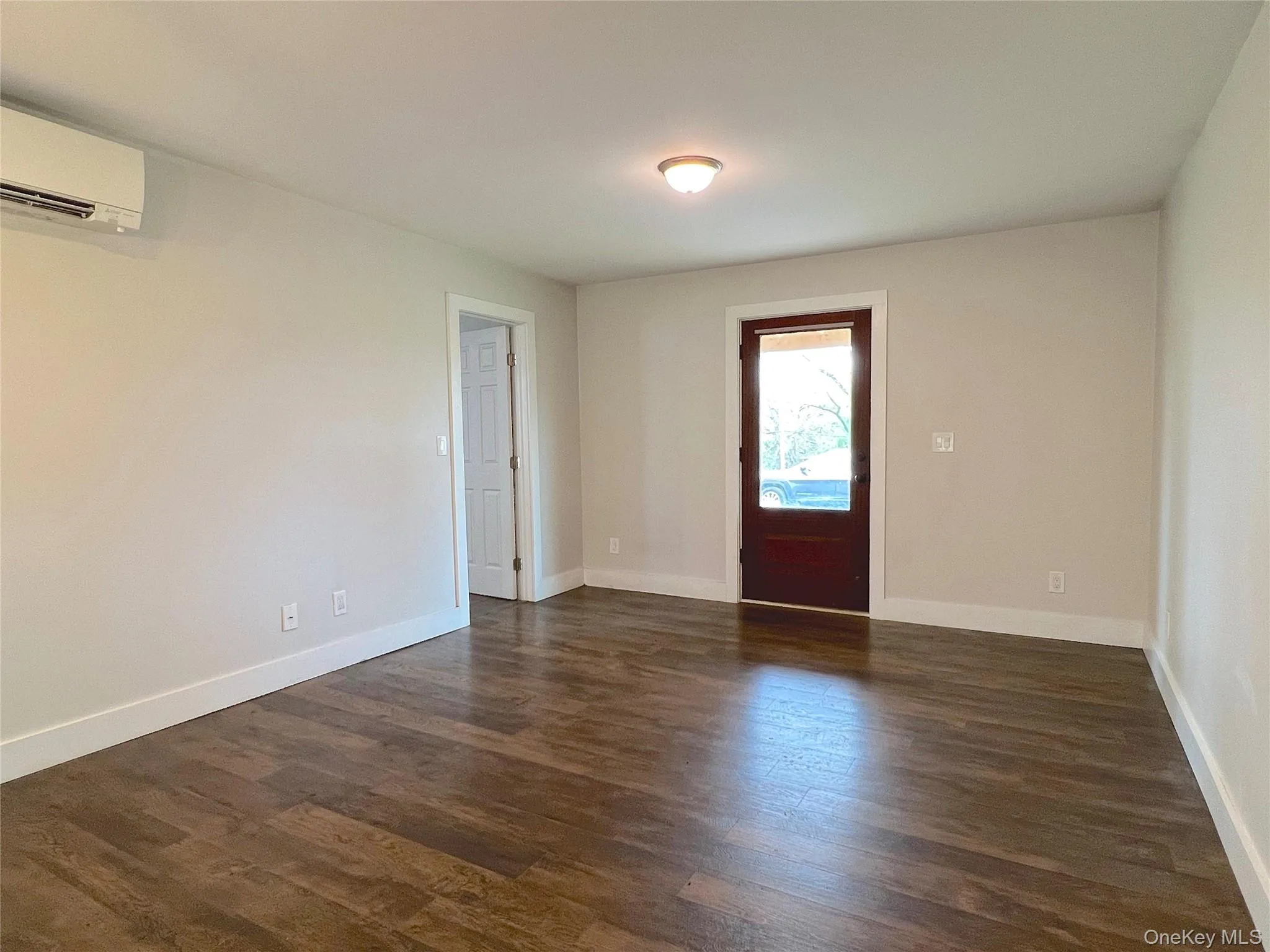 Entry/Living Room Entry/Living Room