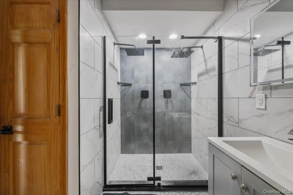 Shower with double rainfall shower heads Shower with double rainfall shower heads