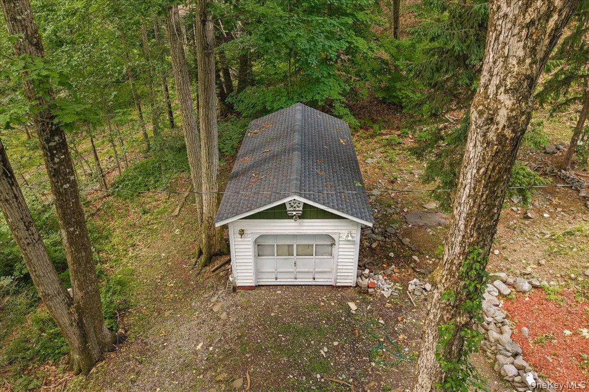 1 Car garage with newer roof 1 Car garage with newer roof