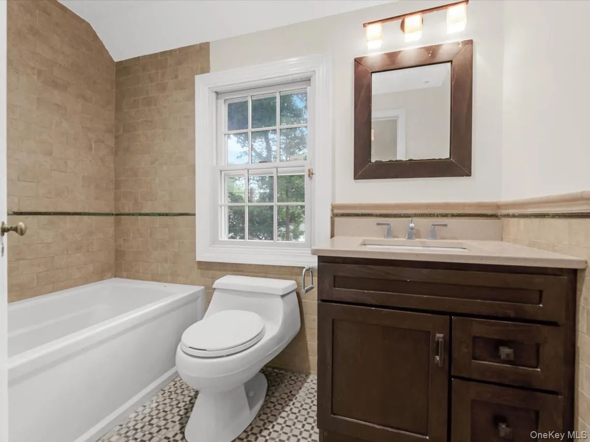 178 Overlook Avenue, North Hempstead, NY, 4 Bedrooms Bedrooms, 10 Rooms Rooms,2 BathroomsBathrooms,Residential,For Rent,Overlook,0,1017092 178 Overlook Avenue, North Hempstead, NY, 4 Bedrooms Bedrooms, 10 Rooms Rooms,2 BathroomsBathrooms,Residential,For Rent,Overlook,0,1017092