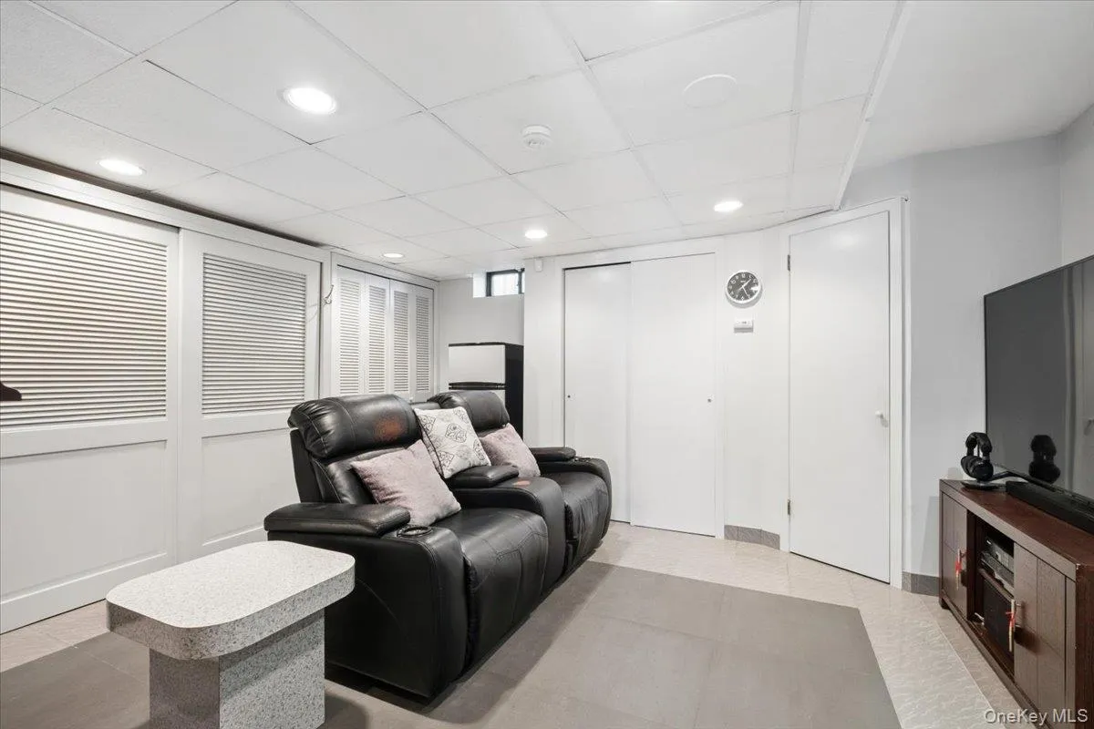 1241 Rhinelander Avenue, New York, NY, 3 Bedrooms Bedrooms, 8 Rooms Rooms,2 BathroomsBathrooms,Residential,For Rent,Rhinelander,0,1017099 1241 Rhinelander Avenue, New York, NY, 3 Bedrooms Bedrooms, 8 Rooms Rooms,2 BathroomsBathrooms,Residential,For Rent,Rhinelander,0,1017099