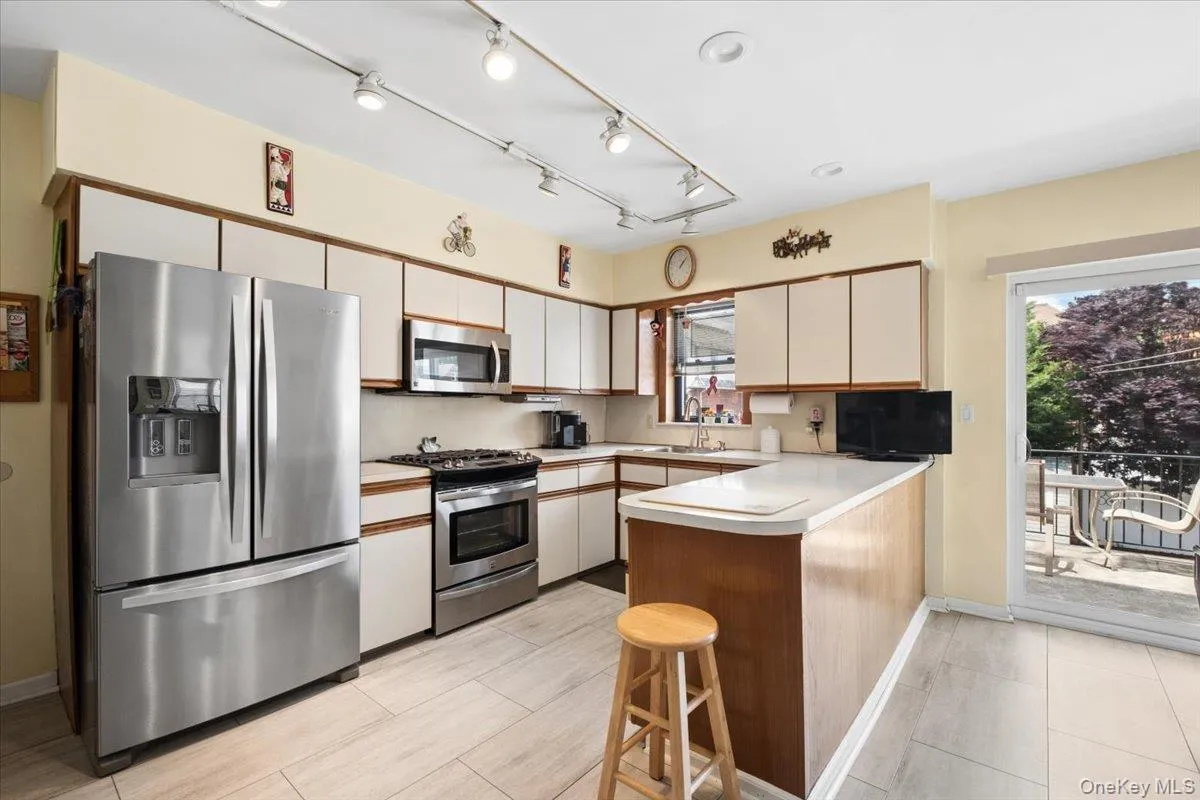 1241 Rhinelander Avenue, New York, NY, 3 Bedrooms Bedrooms, 8 Rooms Rooms,2 BathroomsBathrooms,Residential,For Rent,Rhinelander,0,1017099 1241 Rhinelander Avenue, New York, NY, 3 Bedrooms Bedrooms, 8 Rooms Rooms,2 BathroomsBathrooms,Residential,For Rent,Rhinelander,0,1017099