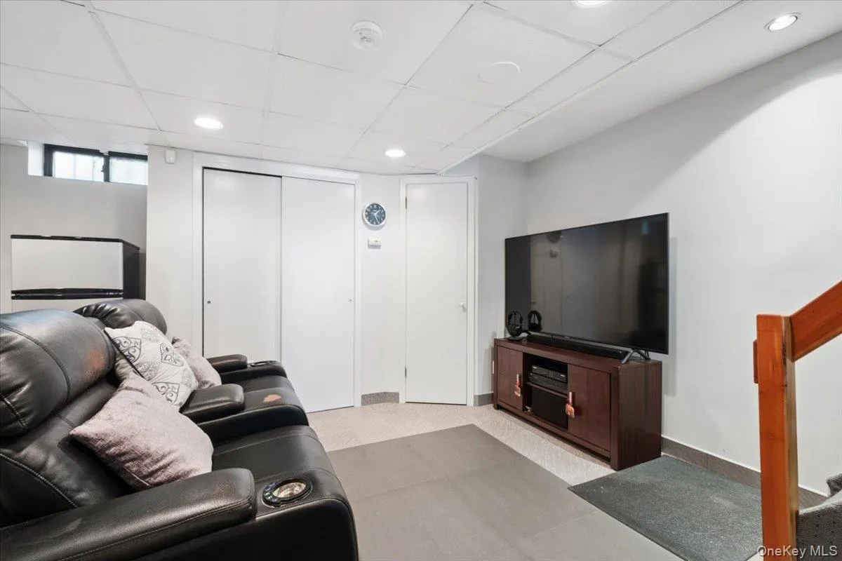 1241 Rhinelander Avenue, New York, NY, 3 Bedrooms Bedrooms, 8 Rooms Rooms,2 BathroomsBathrooms,Residential,For Rent,Rhinelander,0,1017099 1241 Rhinelander Avenue, New York, NY, 3 Bedrooms Bedrooms, 8 Rooms Rooms,2 BathroomsBathrooms,Residential,For Rent,Rhinelander,0,1017099
