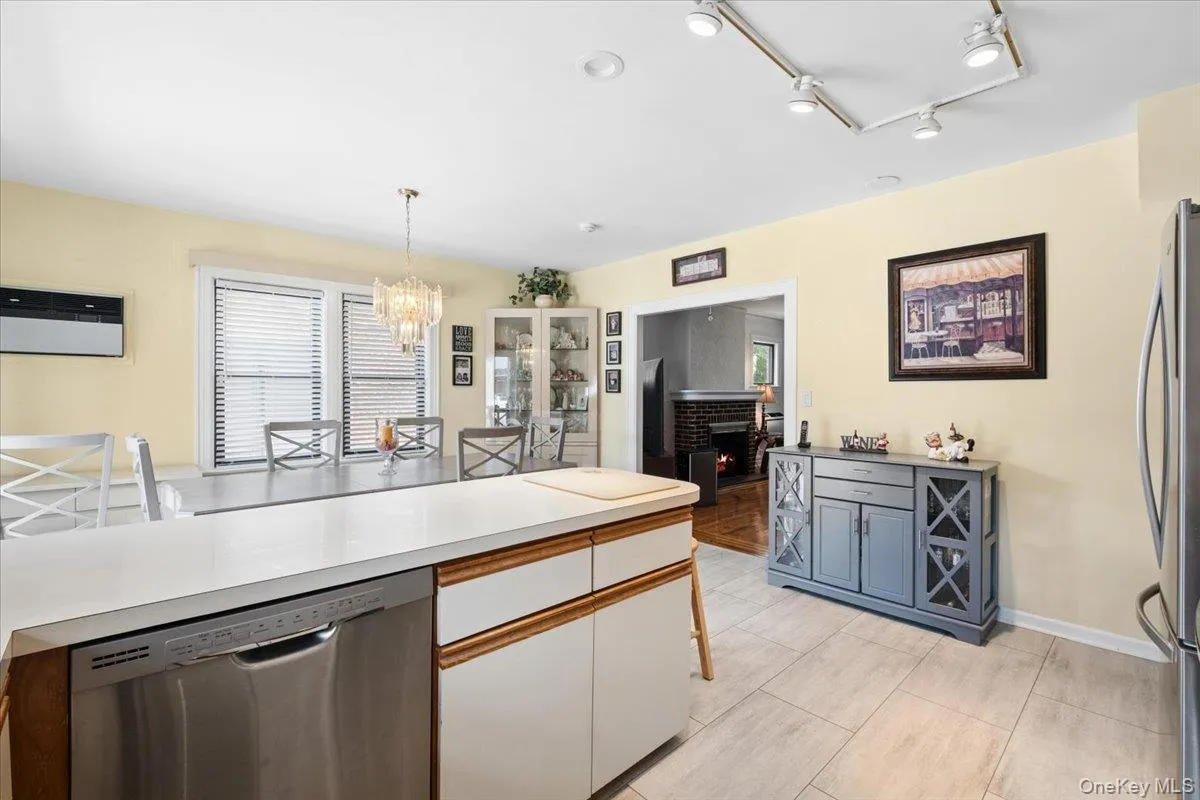 1241 Rhinelander Avenue, New York, NY, 3 Bedrooms Bedrooms, 8 Rooms Rooms,2 BathroomsBathrooms,Residential,For Rent,Rhinelander,0,1017099 1241 Rhinelander Avenue, New York, NY, 3 Bedrooms Bedrooms, 8 Rooms Rooms,2 BathroomsBathrooms,Residential,For Rent,Rhinelander,0,1017099