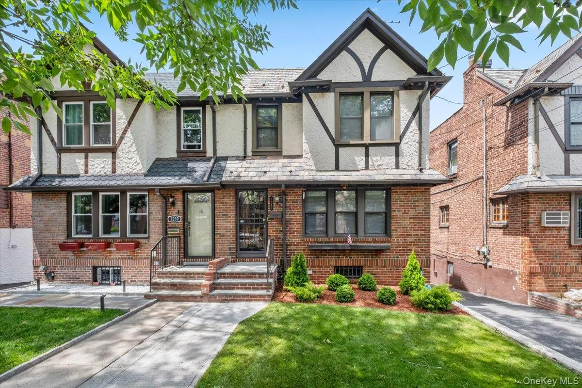 1241 Rhinelander Avenue, New York, NY, 3 Bedrooms Bedrooms, 8 Rooms Rooms,2 BathroomsBathrooms,Residential,For Rent,Rhinelander,0,1017099 1241 Rhinelander Avenue, New York, NY, 3 Bedrooms Bedrooms, 8 Rooms Rooms,2 BathroomsBathrooms,Residential,For Rent,Rhinelander,0,1017099