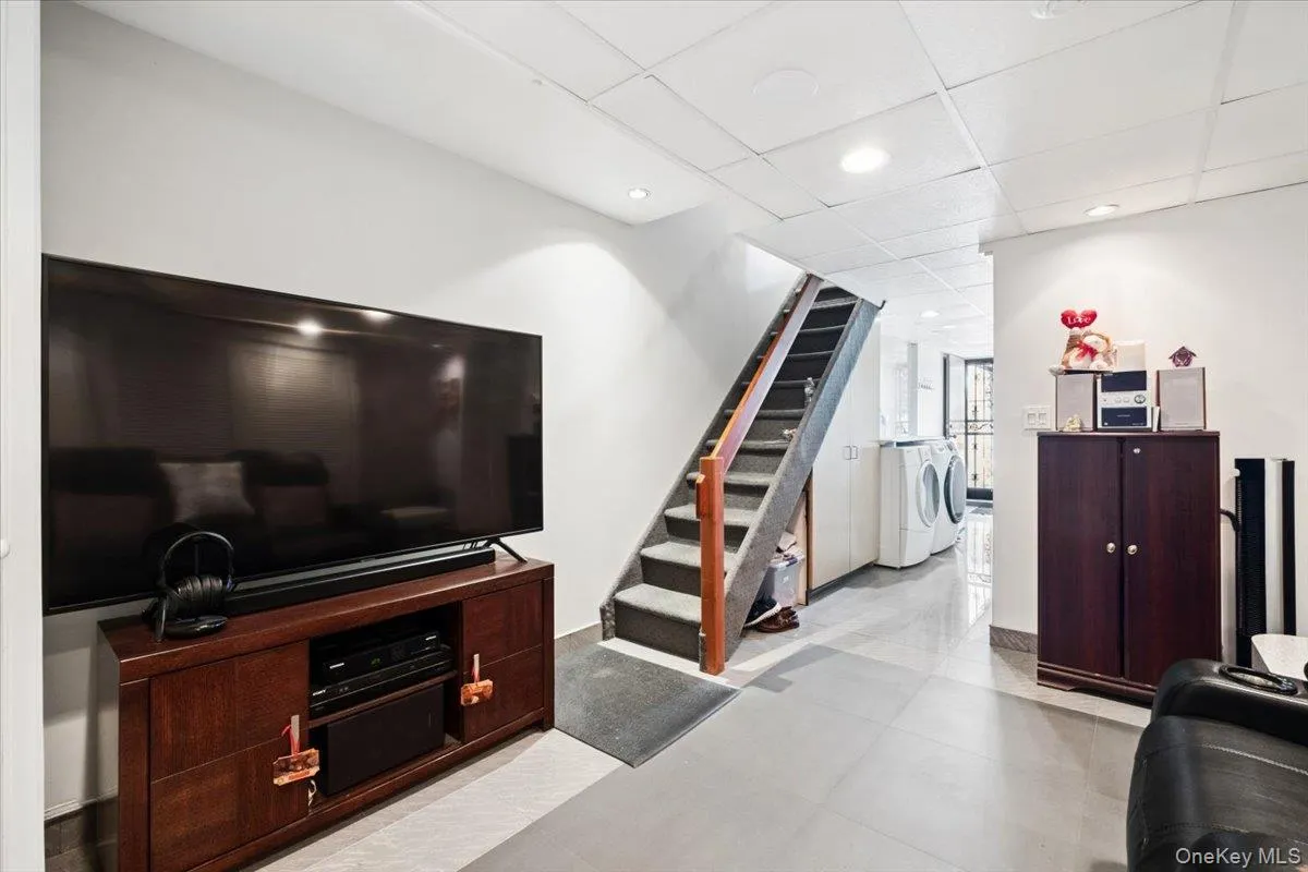 1241 Rhinelander Avenue, New York, NY, 3 Bedrooms Bedrooms, 8 Rooms Rooms,2 BathroomsBathrooms,Residential,For Rent,Rhinelander,0,1017099 1241 Rhinelander Avenue, New York, NY, 3 Bedrooms Bedrooms, 8 Rooms Rooms,2 BathroomsBathrooms,Residential,For Rent,Rhinelander,0,1017099