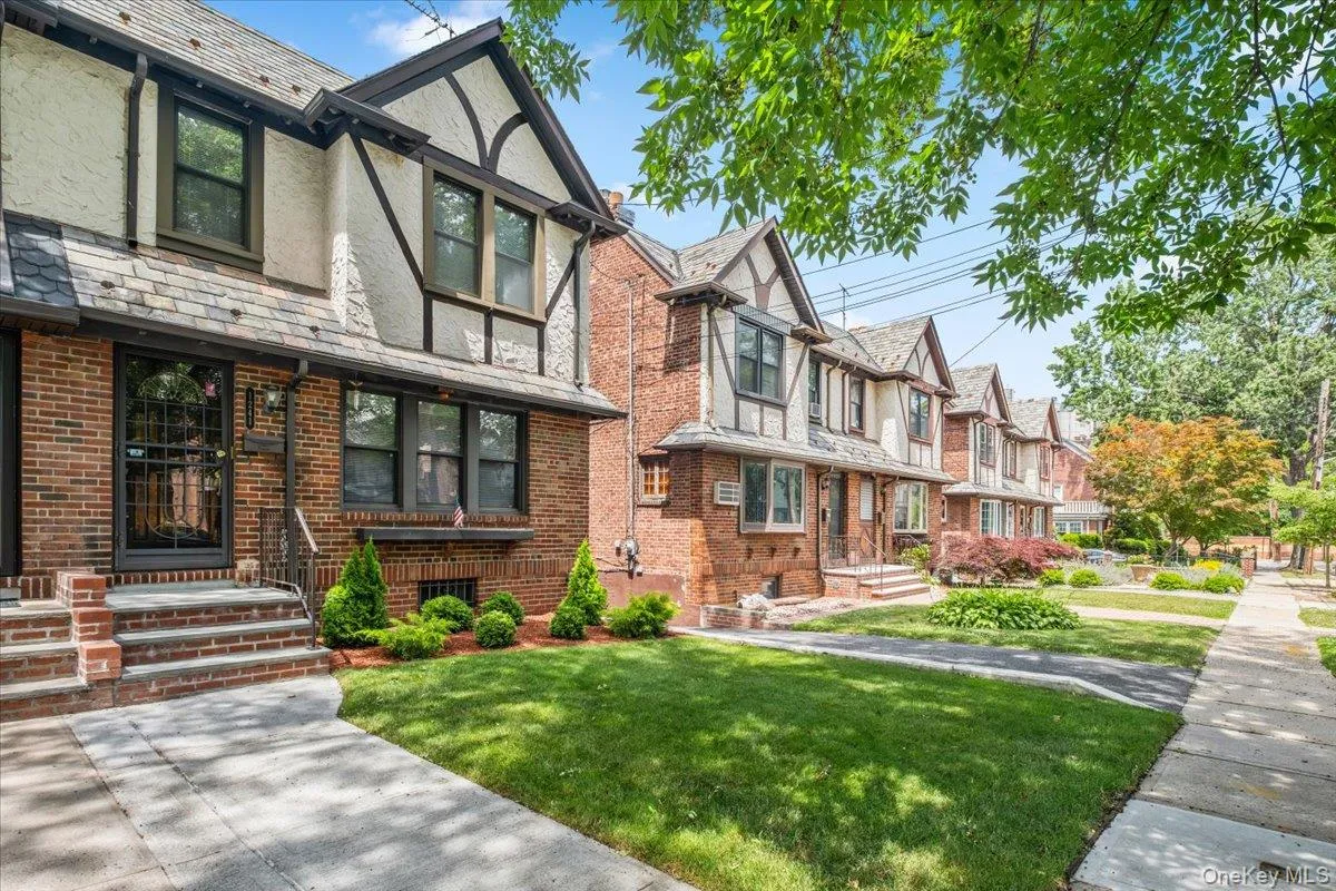 1241 Rhinelander Avenue, New York, NY, 3 Bedrooms Bedrooms, 8 Rooms Rooms,2 BathroomsBathrooms,Residential,For Rent,Rhinelander,0,1017099 1241 Rhinelander Avenue, New York, NY, 3 Bedrooms Bedrooms, 8 Rooms Rooms,2 BathroomsBathrooms,Residential,For Rent,Rhinelander,0,1017099