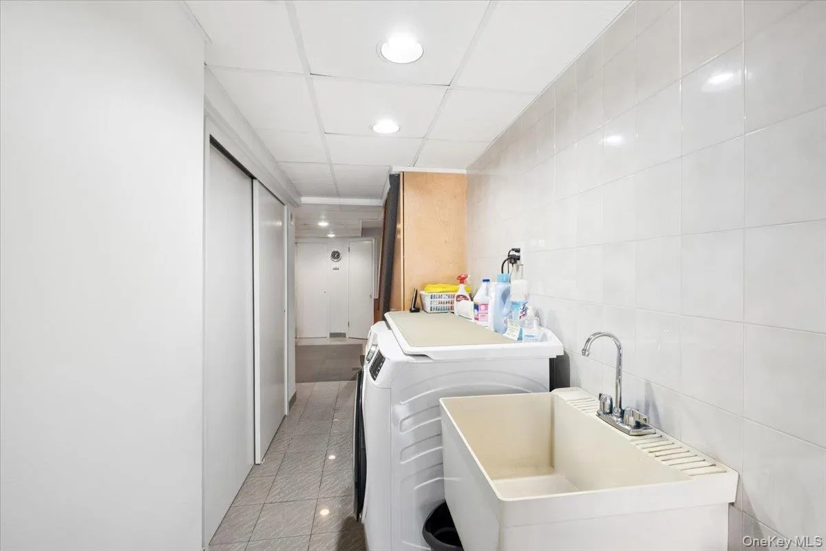 1241 Rhinelander Avenue, New York, NY, 3 Bedrooms Bedrooms, 8 Rooms Rooms,2 BathroomsBathrooms,Residential,For Rent,Rhinelander,0,1017099 1241 Rhinelander Avenue, New York, NY, 3 Bedrooms Bedrooms, 8 Rooms Rooms,2 BathroomsBathrooms,Residential,For Rent,Rhinelander,0,1017099