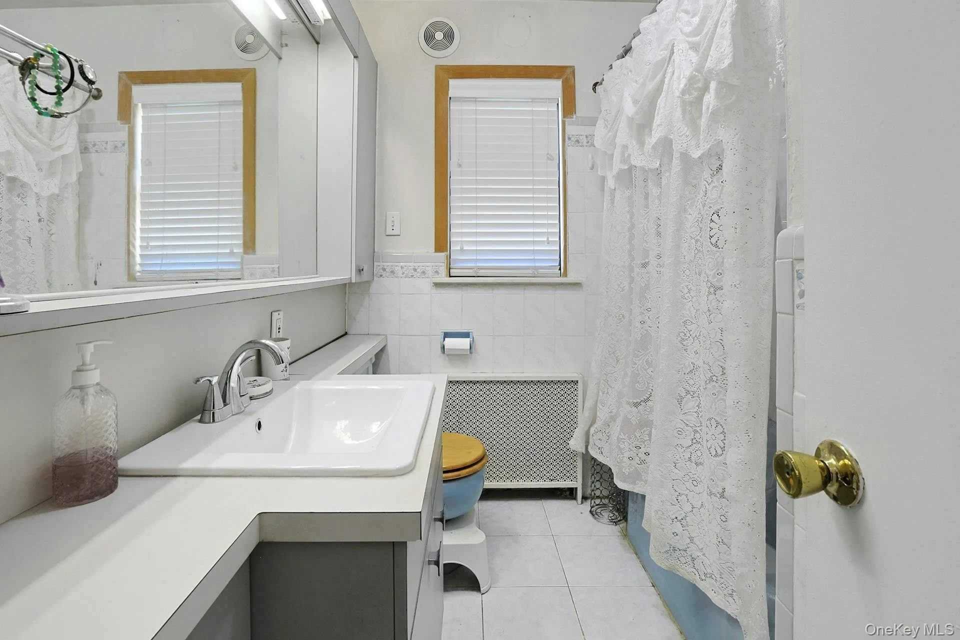 Full Bath Full Bath