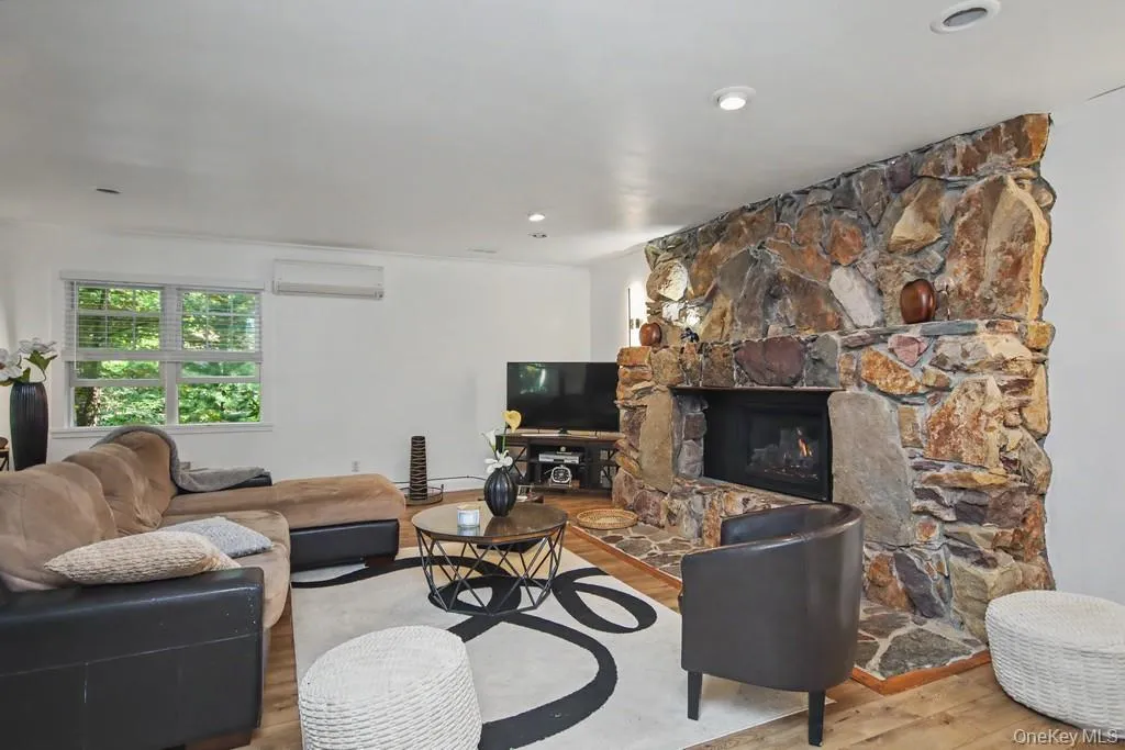 4 Scarborough Circle, Thompson, NY, 3 Bedrooms Bedrooms, 7 Rooms Rooms,1 BathroomBathrooms,Residential,For Rent,Scarborough,0,1017125 4 Scarborough Circle, Thompson, NY, 3 Bedrooms Bedrooms, 7 Rooms Rooms,1 BathroomBathrooms,Residential,For Rent,Scarborough,0,1017125