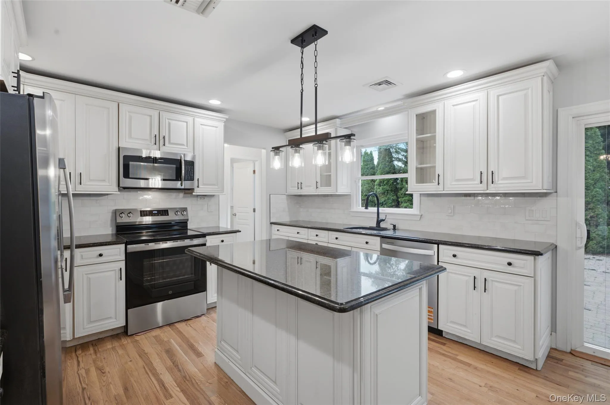 168 Hickory Street, Brookhaven, NY, 4 Bedrooms Bedrooms, 7 Rooms Rooms,3 BathroomsBathrooms,Residential,For Rent,Hickory,0,1017137 168 Hickory Street, Brookhaven, NY, 4 Bedrooms Bedrooms, 7 Rooms Rooms,3 BathroomsBathrooms,Residential,For Rent,Hickory,0,1017137