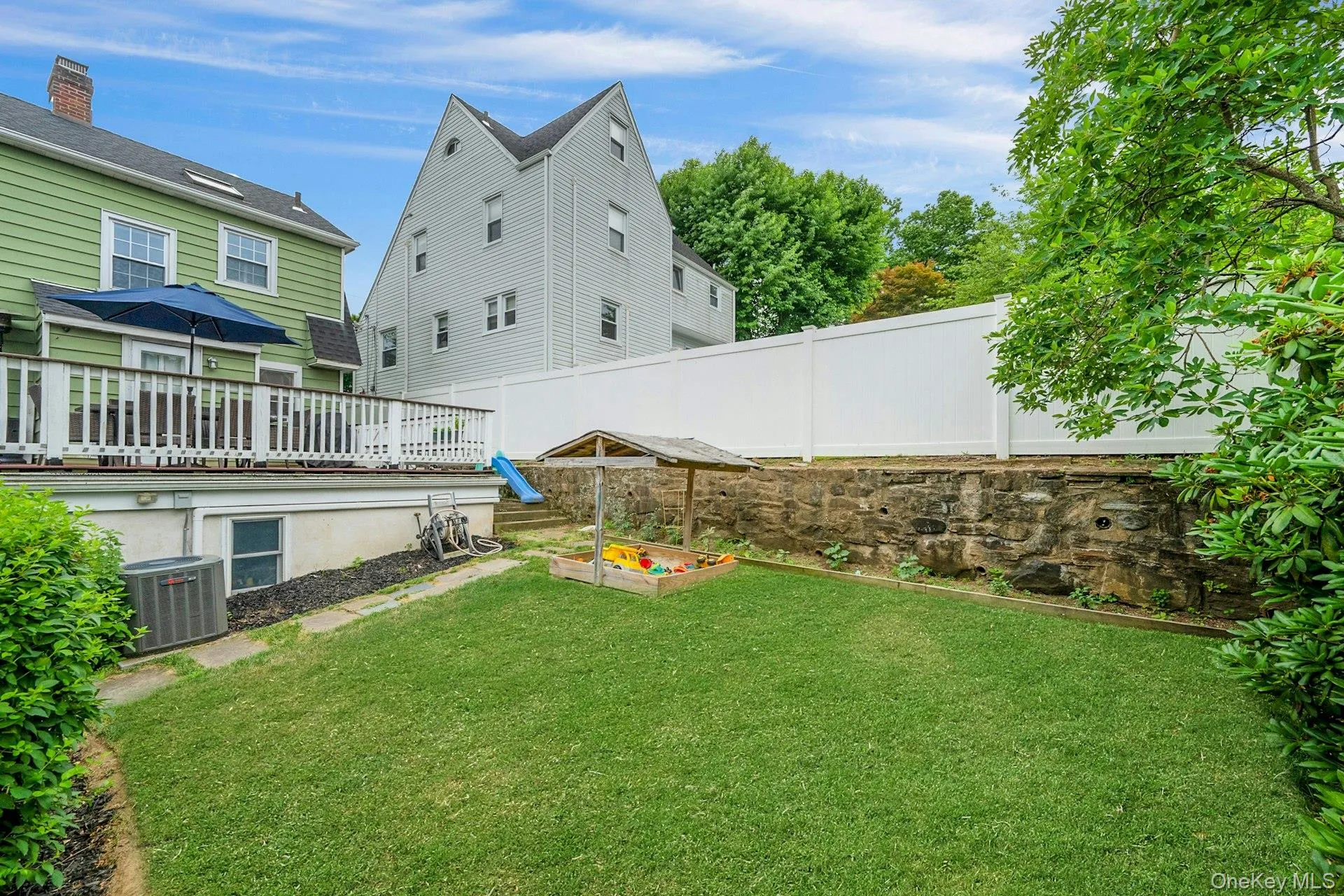 Great yard for daily living or entertaining Great yard for daily living or entertaining