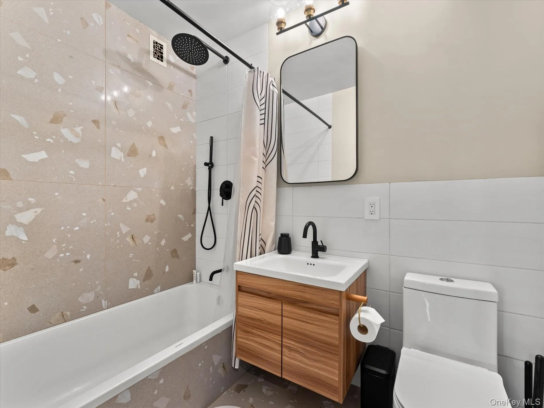 153-25 88th Street, New York, NY, 2 Bedrooms Bedrooms, 5 Rooms Rooms,2 BathroomsBathrooms,Residential,For Rent,88th,0,1017164 153-25 88th Street, New York, NY, 2 Bedrooms Bedrooms, 5 Rooms Rooms,2 BathroomsBathrooms,Residential,For Rent,88th,0,1017164