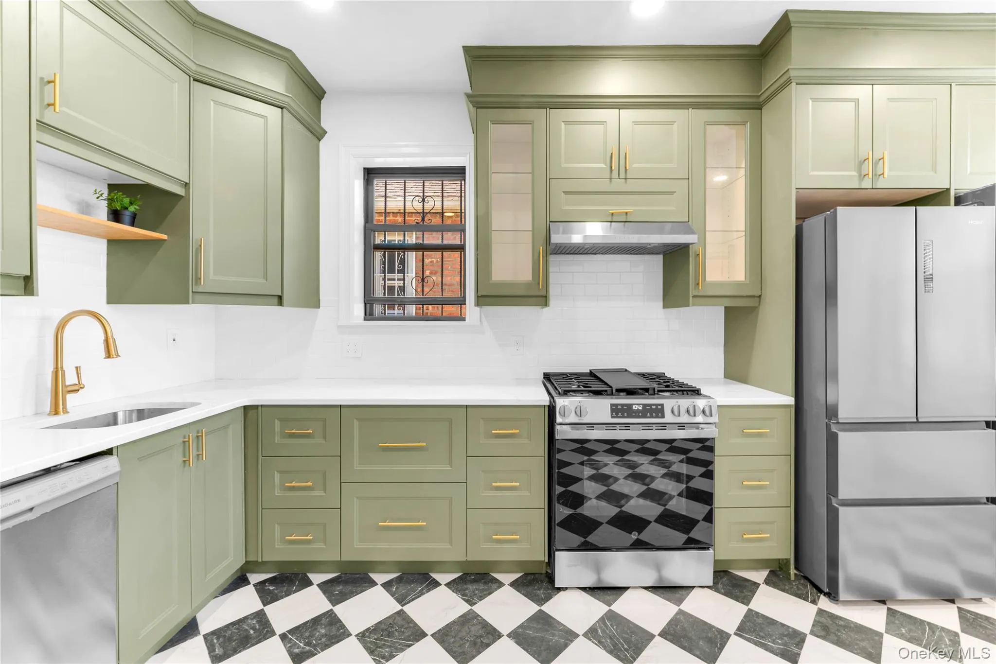 Upper level custom eat-in kitchen with stainless steel appliances Upper level custom eat-in kitchen with stainless steel appliances