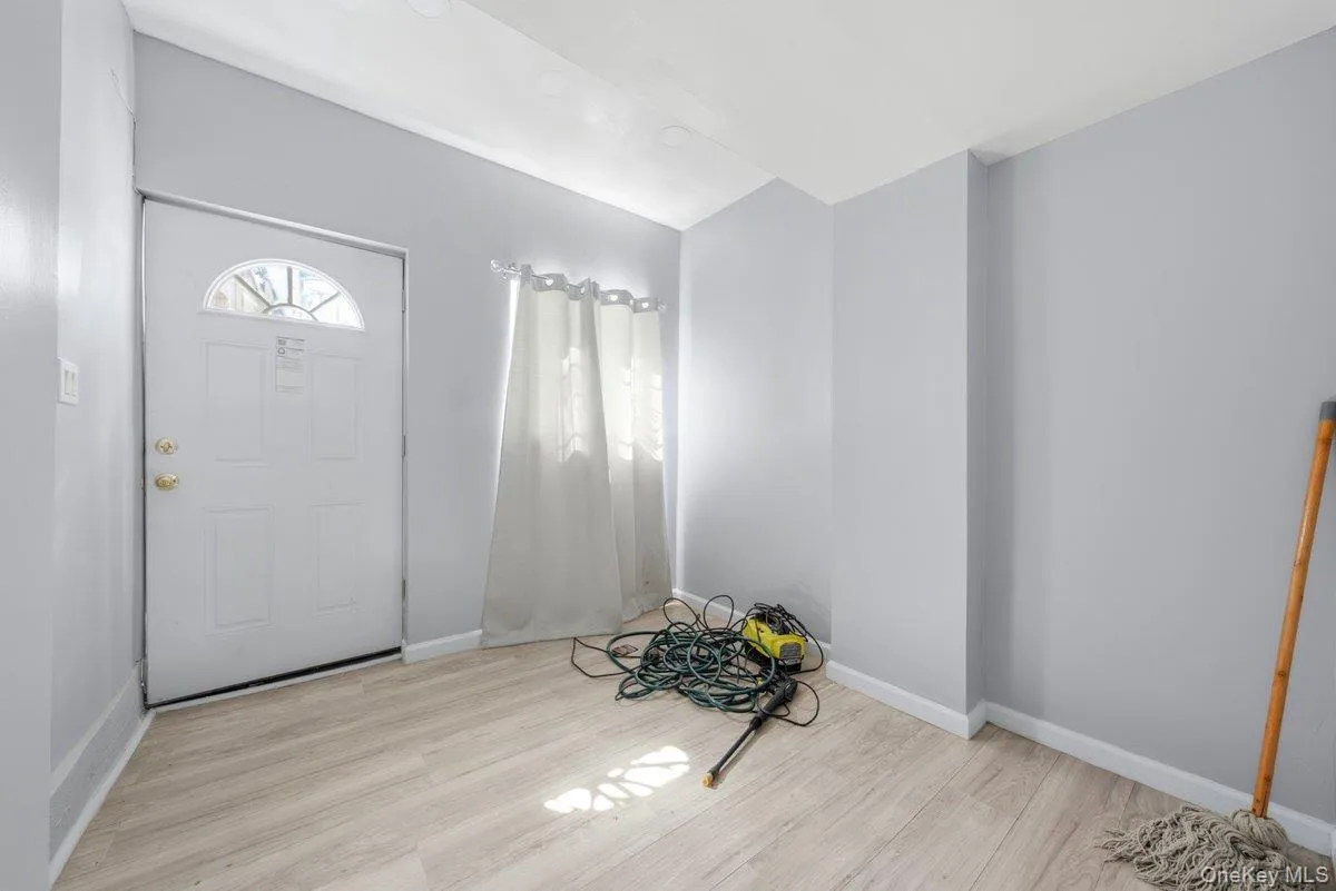 1328 Teller Avenue, New York, NY, 4 Bedrooms Bedrooms, 8 Rooms Rooms,3 BathroomsBathrooms,Residential,For Rent,Teller,0,1017178 1328 Teller Avenue, New York, NY, 4 Bedrooms Bedrooms, 8 Rooms Rooms,3 BathroomsBathrooms,Residential,For Rent,Teller,0,1017178