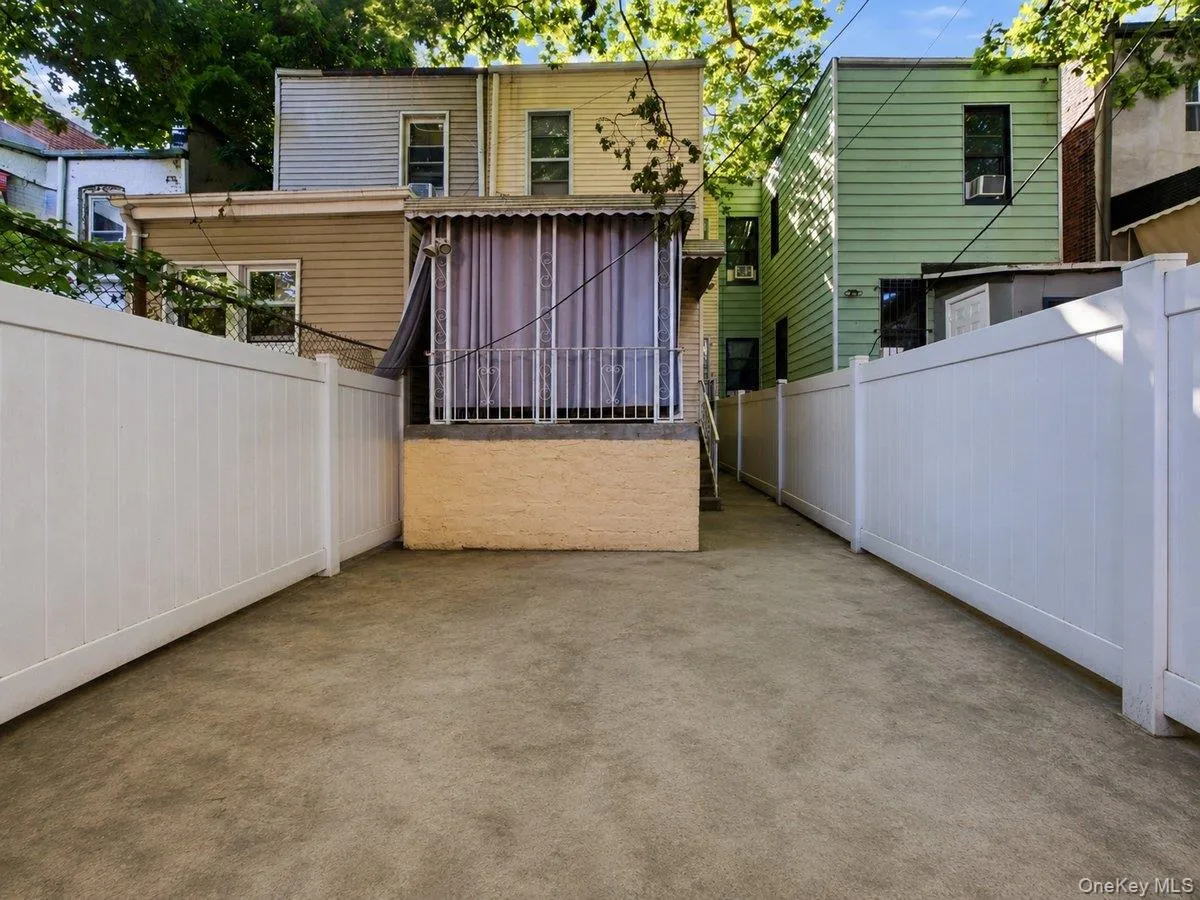 1328 Teller Avenue, New York, NY, 4 Bedrooms Bedrooms, 8 Rooms Rooms,3 BathroomsBathrooms,Residential,For Rent,Teller,0,1017178 1328 Teller Avenue, New York, NY, 4 Bedrooms Bedrooms, 8 Rooms Rooms,3 BathroomsBathrooms,Residential,For Rent,Teller,0,1017178