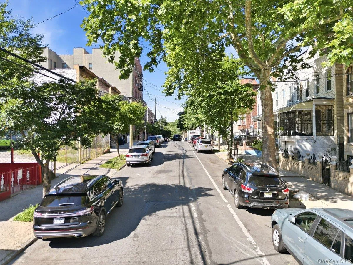1328 Teller Avenue, New York, NY, 4 Bedrooms Bedrooms, 8 Rooms Rooms,3 BathroomsBathrooms,Residential,For Rent,Teller,0,1017178 1328 Teller Avenue, New York, NY, 4 Bedrooms Bedrooms, 8 Rooms Rooms,3 BathroomsBathrooms,Residential,For Rent,Teller,0,1017178